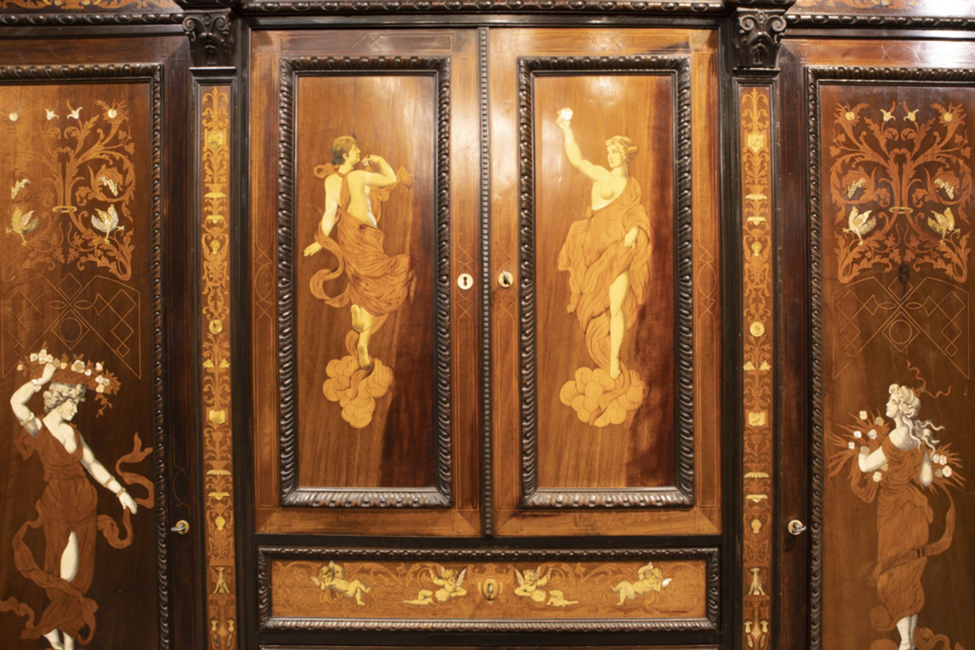 quite exceptional, antique Italian armoire (presumably from Tuscany) in walnut and rose-wood adorned - Image 6 of 7