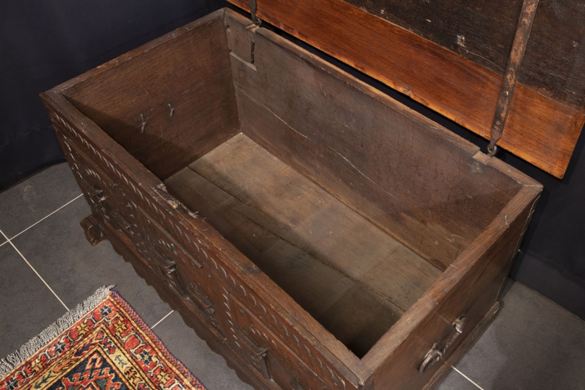 good antique chest in oak with baroque style sculpted panels || Goede antieke koffer in eik met - Image 3 of 3