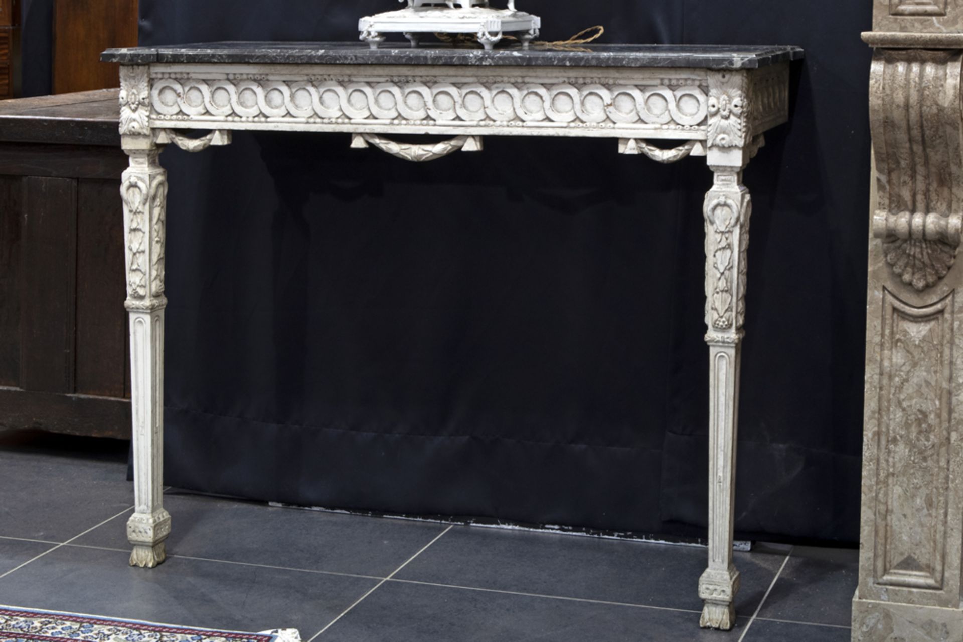 pair of antique neoclassical consoles in painted and sculpted wood, each with a marble top || Paar - Image 3 of 3