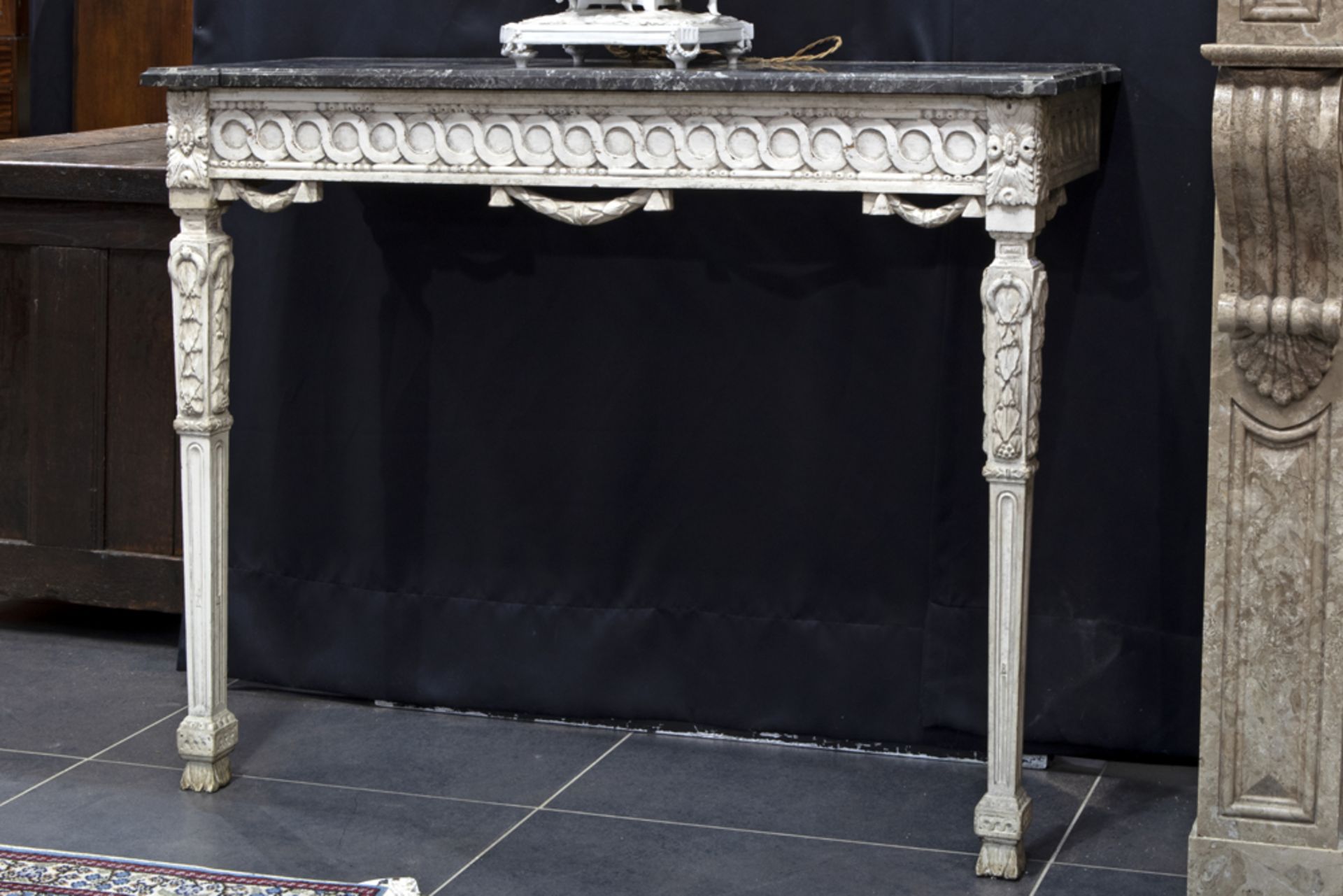 pair of antique neoclassical consoles in painted and sculpted wood, each with a marble top || Paar - Bild 3 aus 3