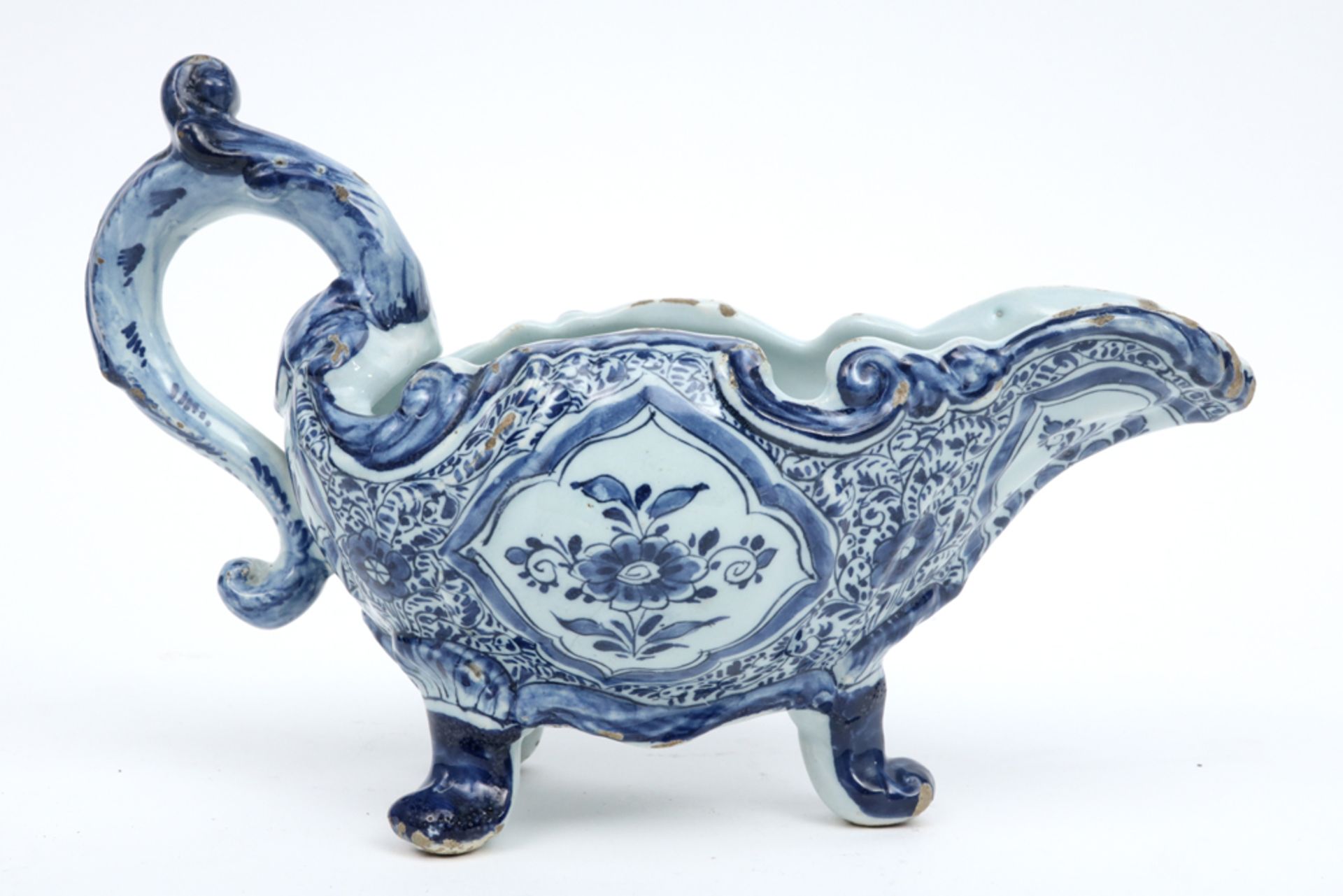 18th Cent. sauce boat in marked ceramic from Delft with a blue-white decor || Achttiende eeuwse