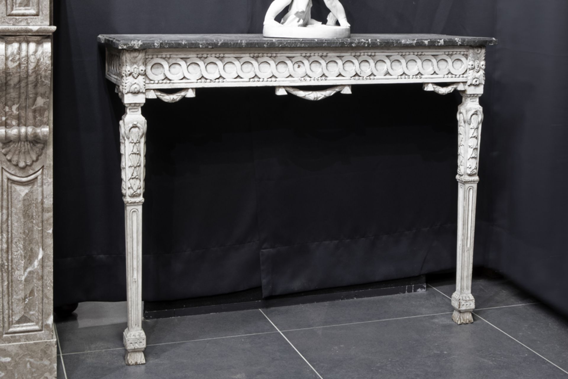 pair of antique neoclassical consoles in painted and sculpted wood, each with a marble top || Paar - Image 2 of 3