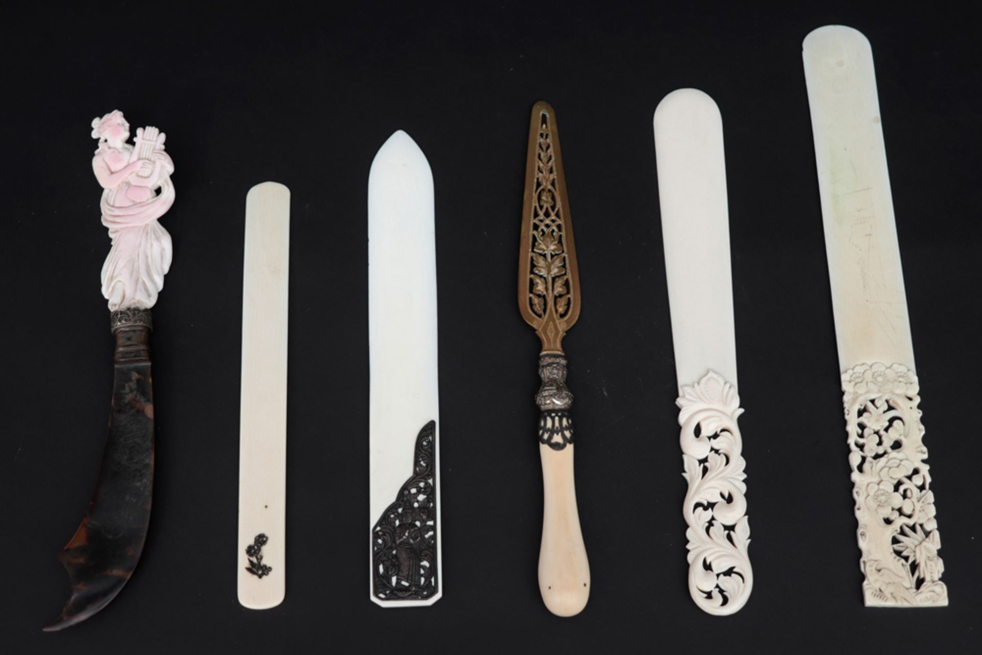 six antique paper knives in or with ivory || Lot van zes antieke papiersnijders in of met ivoor - Bild 4 aus 5