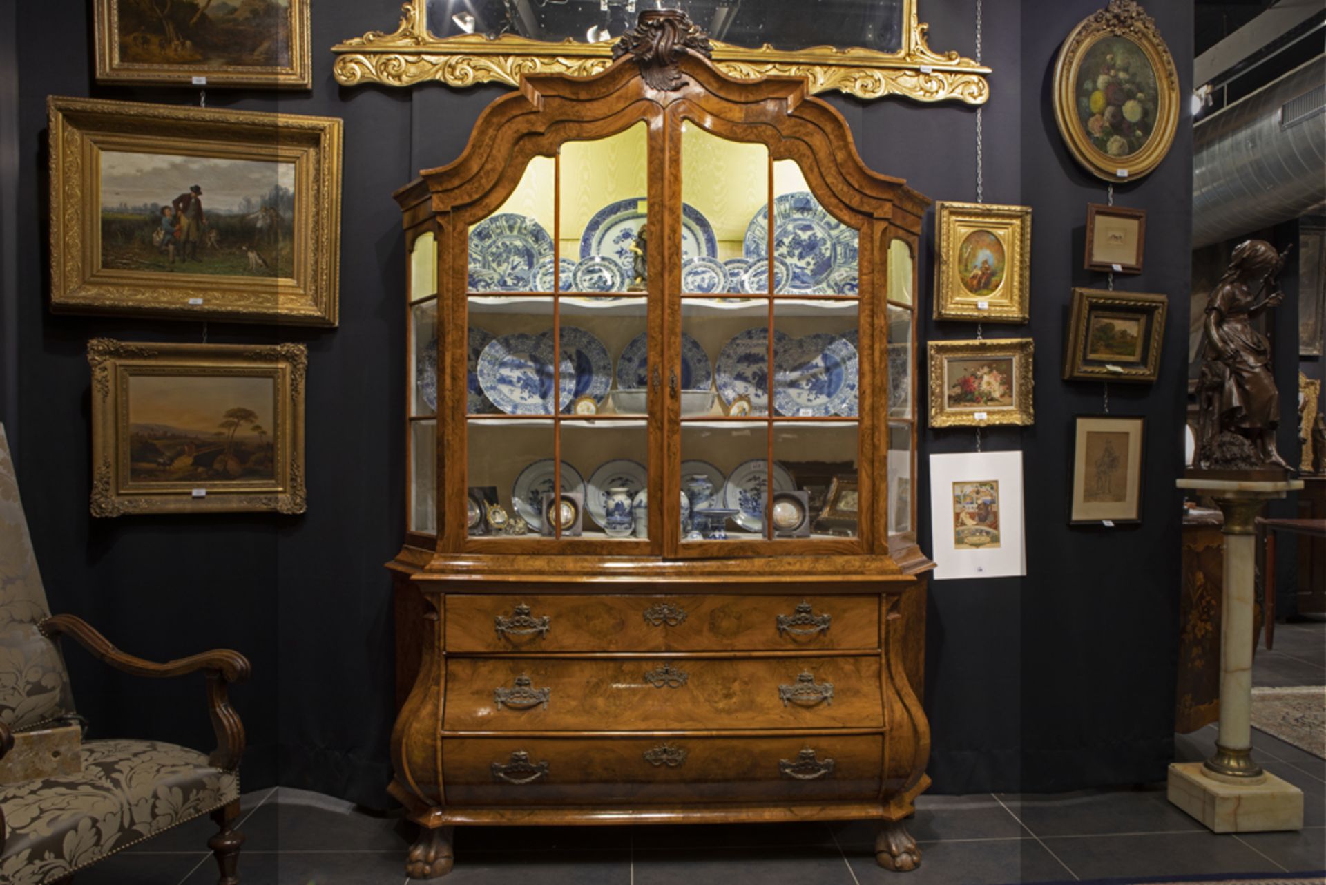 18th Cent. Dutch display cabinet in burr of walnut and walnut with a certificate || NEDERLAND -