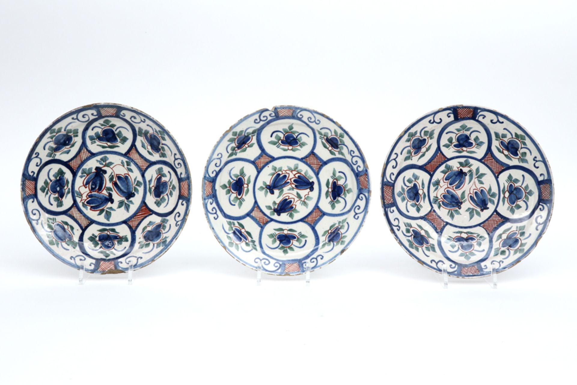 set of three 18th Cent. pancake plates in ceramic from Delft with polychrome decor || Reeks van drie