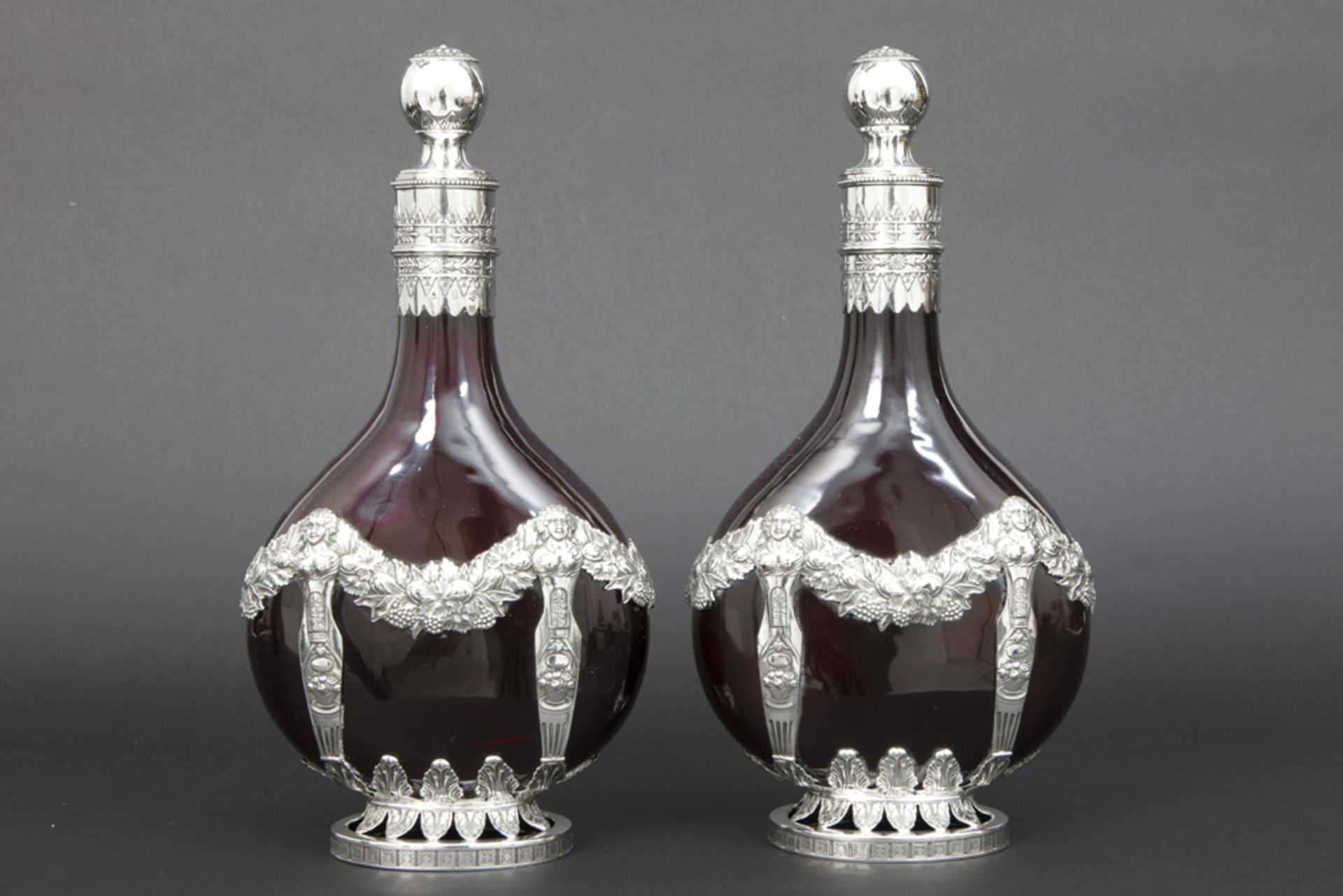 pair of antique decanters in glass with mountings in marked silver || Paar antieke karaffen in - Bild 3 aus 4