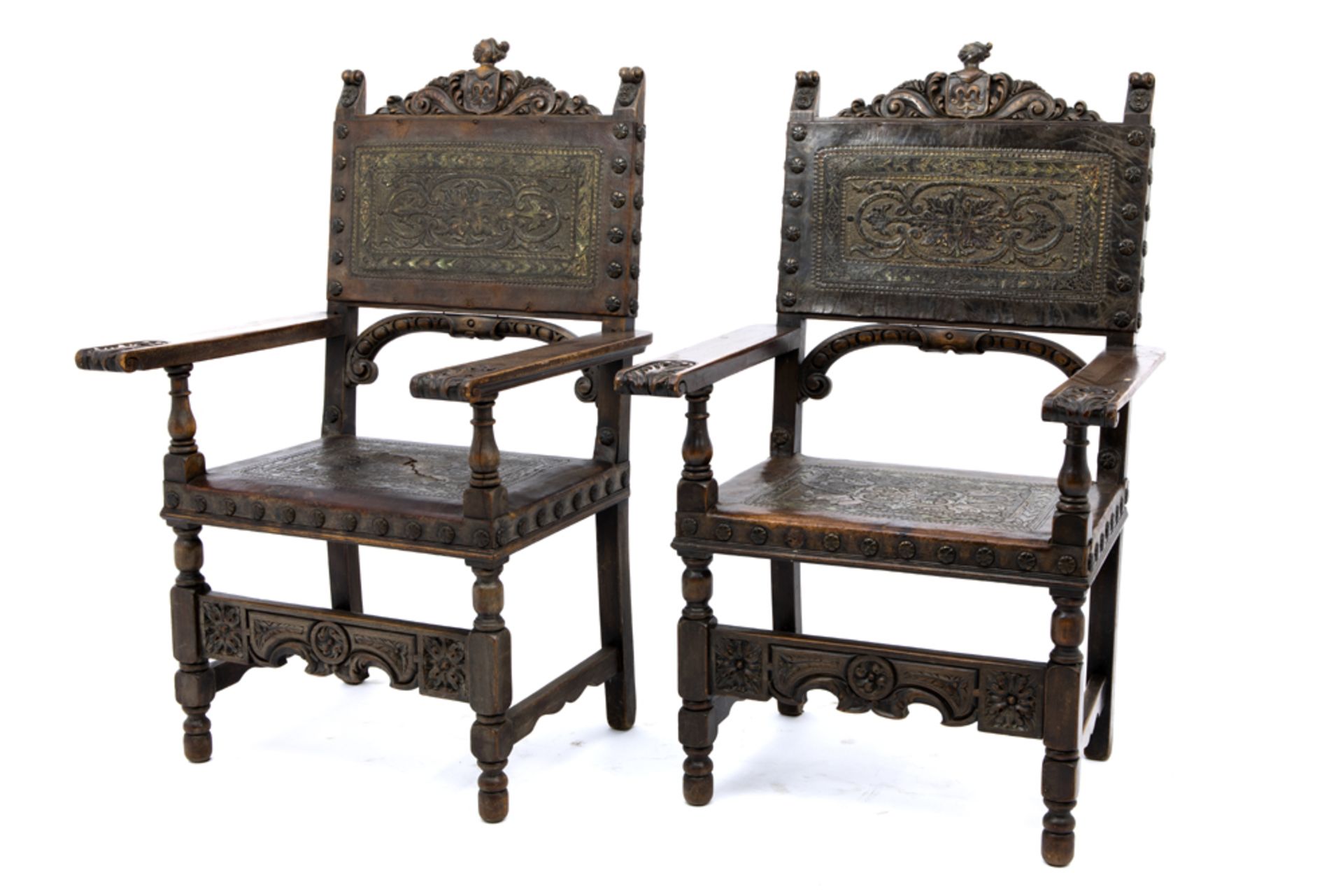 pair of Spanish Renaissance style fuitwood castle chairs with leather upholstery || Paar fruithouten