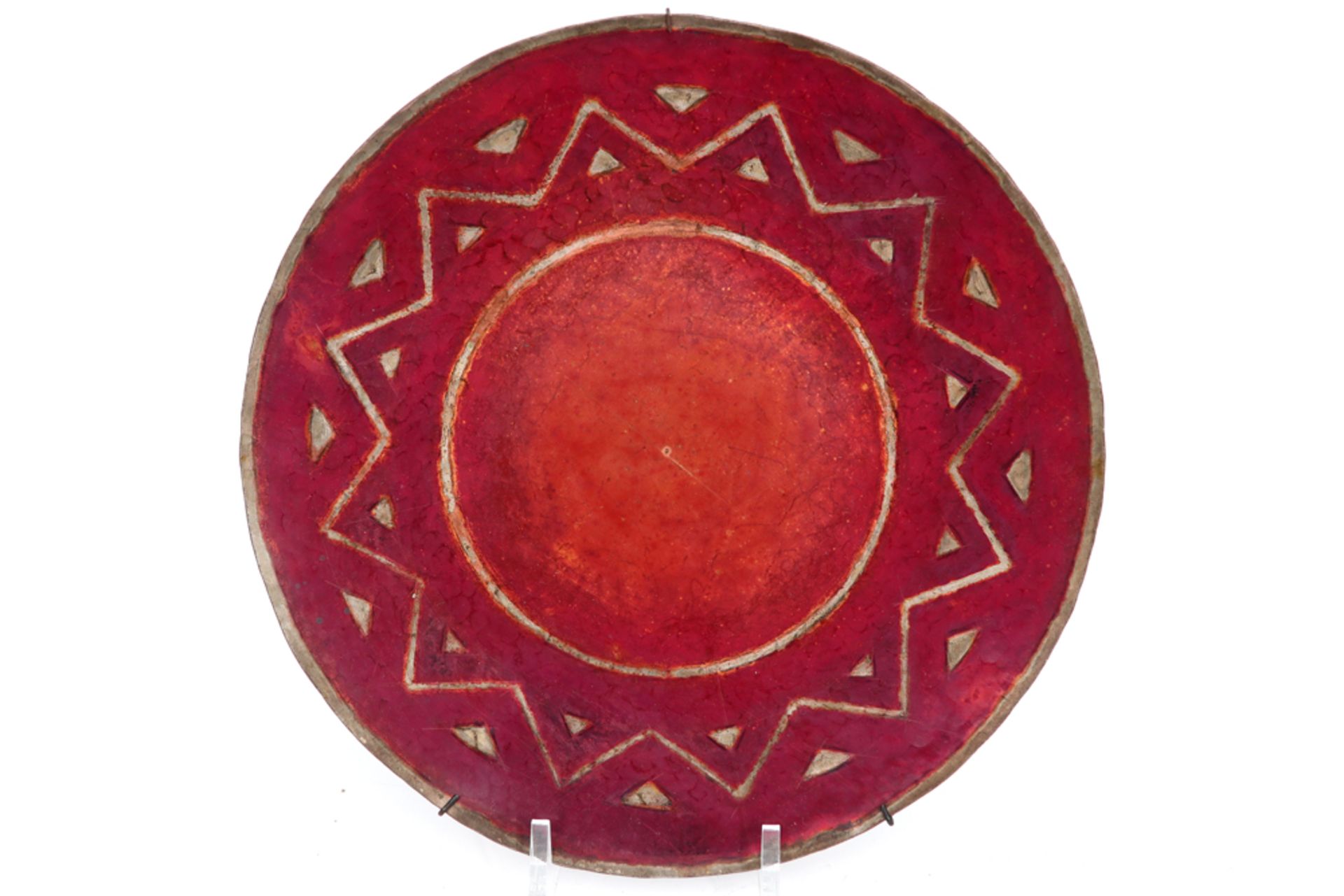 Art Deco dish in enamelled brass with a geometric decor || Ronde Art Deco-schaal in koper met