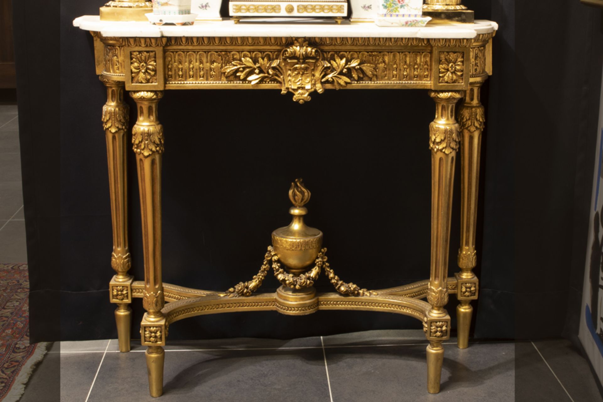 'antique' neoclassical Napoleon III style console in gilded wood with a marble top || 'Antieke'