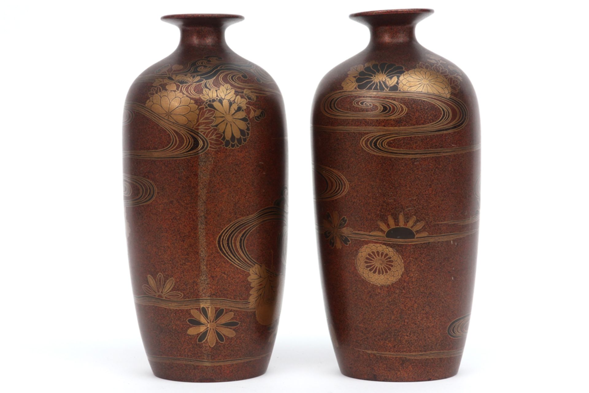 pair of small antique Japanese lacquerware vases with gilded decor || Paar antieke Japanse vaasjes - Bild 2 aus 4