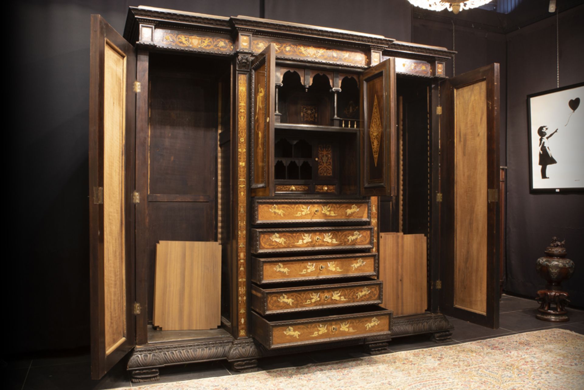 quite exceptional, antique Italian armoire (presumably from Tuscany) in walnut and rose-wood adorned - Bild 2 aus 7