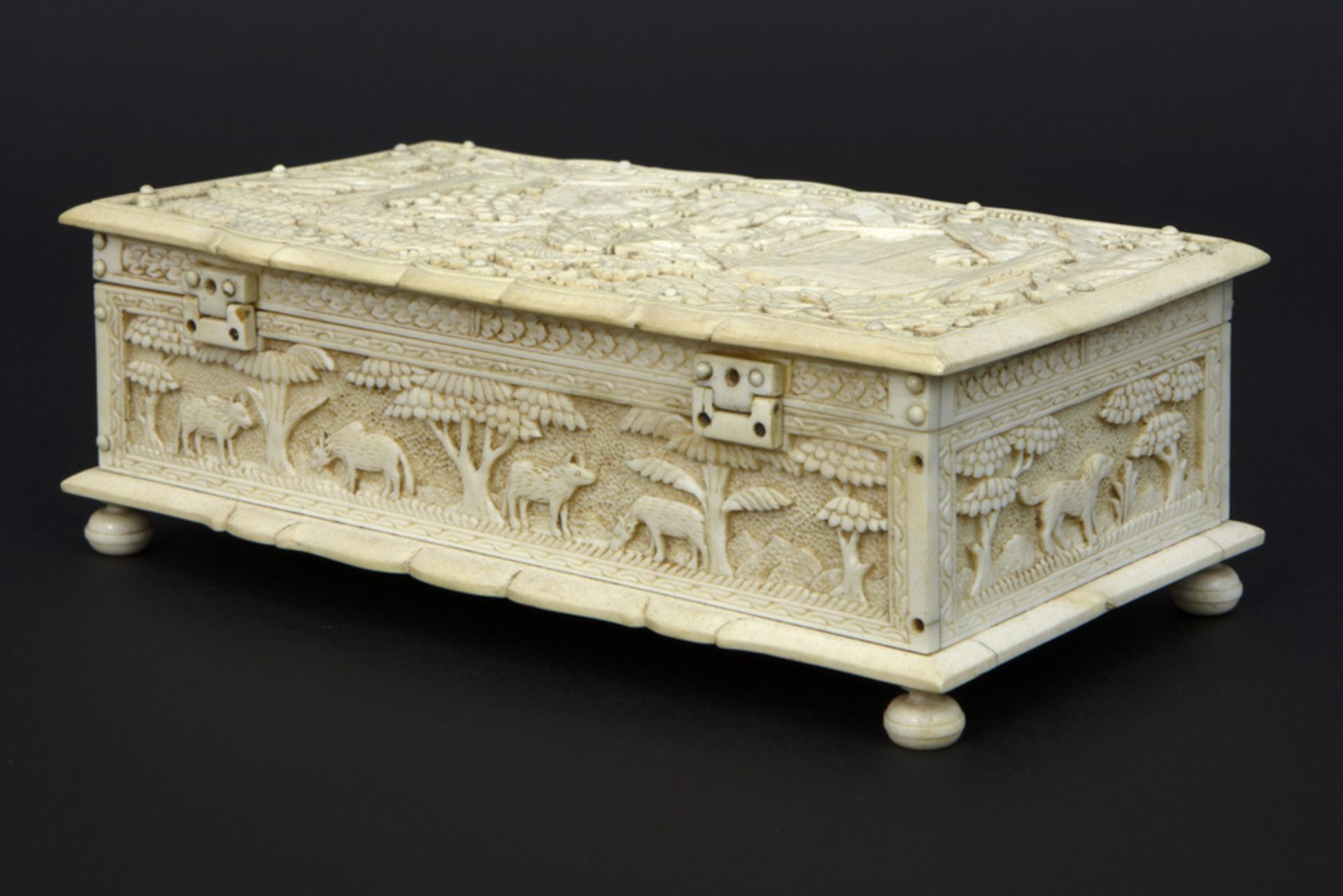 19th Cent. Dutch-colonial box from Batavia in ivory with finely sculpted bas relief panels || - Bild 5 aus 6