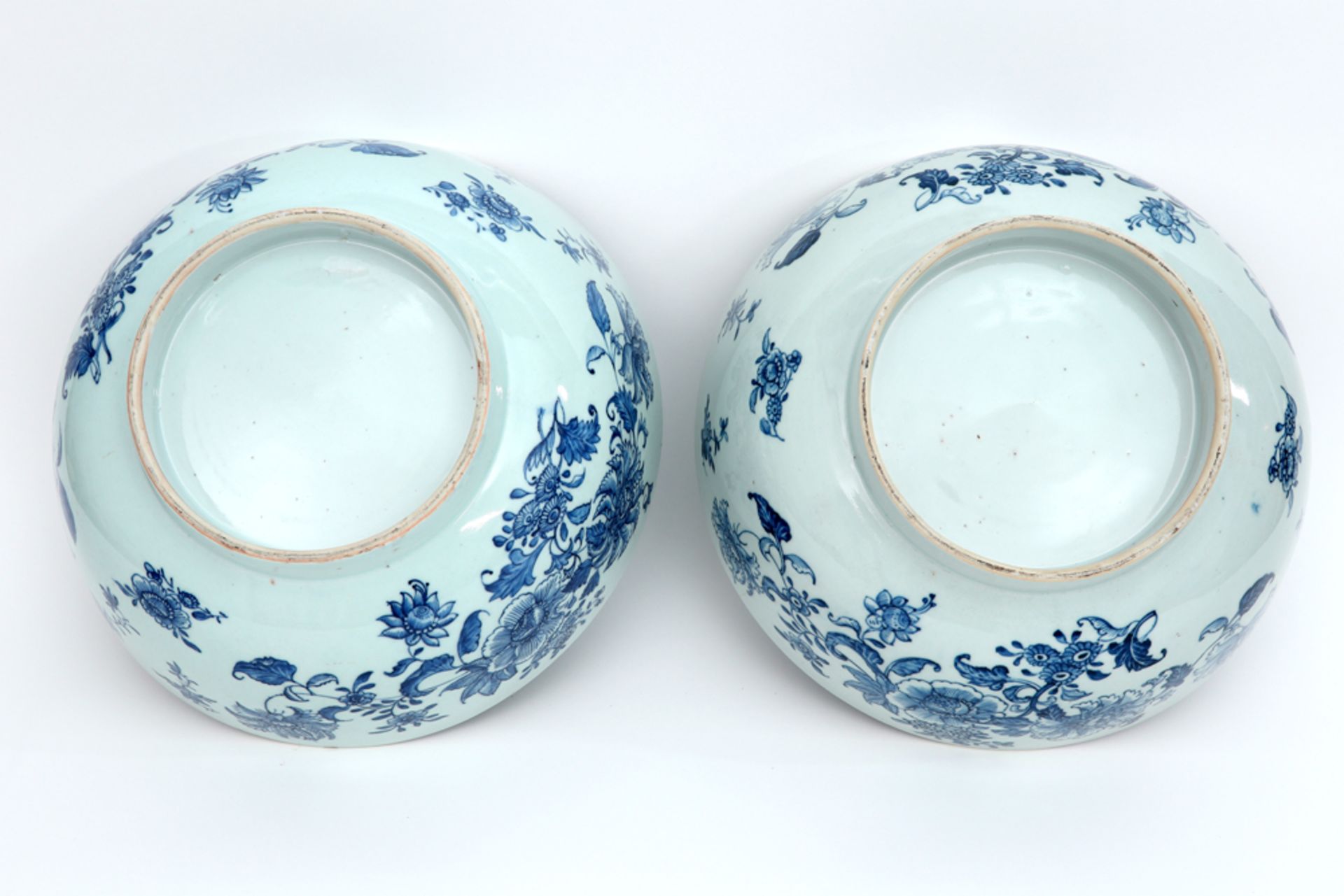pair of large 18th Cent. Chinese bowls in porcelain with a blue-white flowers decor || Paar grote - Image 3 of 3