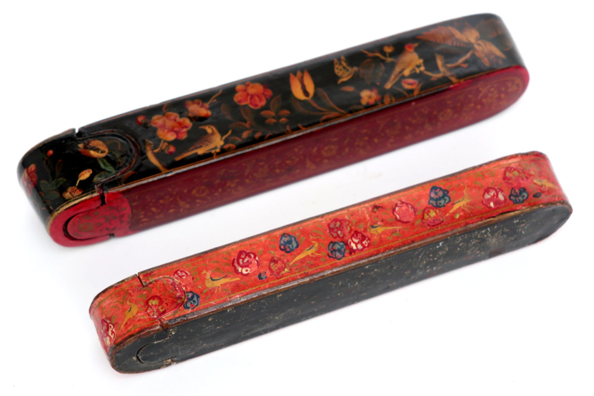 two antique oriental pencil cases in lacquered wood || Twee antieke Oosterse pennendoosjes in gelakt - Bild 3 aus 3