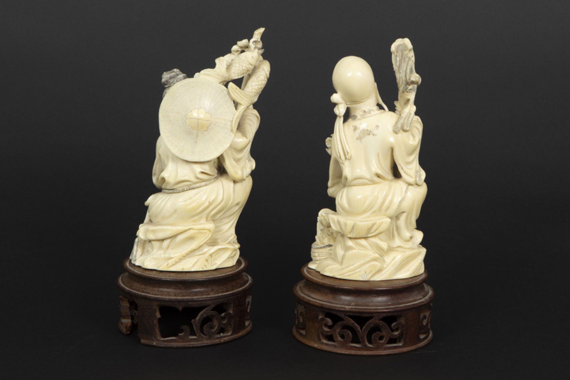 two old Chinese ivory sculptures to be dated around 1920/30 || Lot van twee oude Chinese ivoren - Bild 2 aus 8