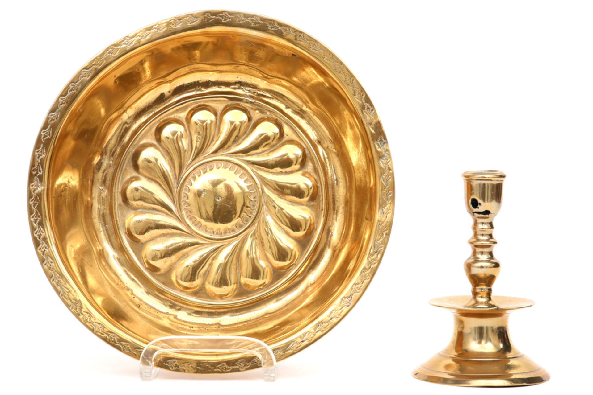 antique brass candlestick and basin || Lot (2) antiek koper met één kandelaar met druipschaal op