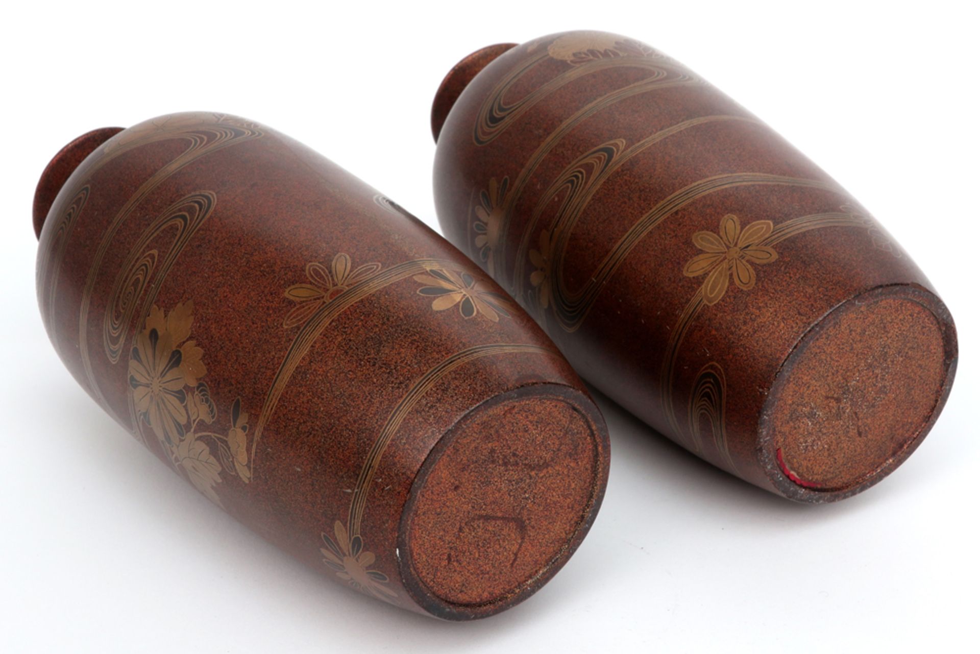 pair of small antique Japanese lacquerware vases with gilded decor || Paar antieke Japanse vaasjes - Bild 4 aus 4