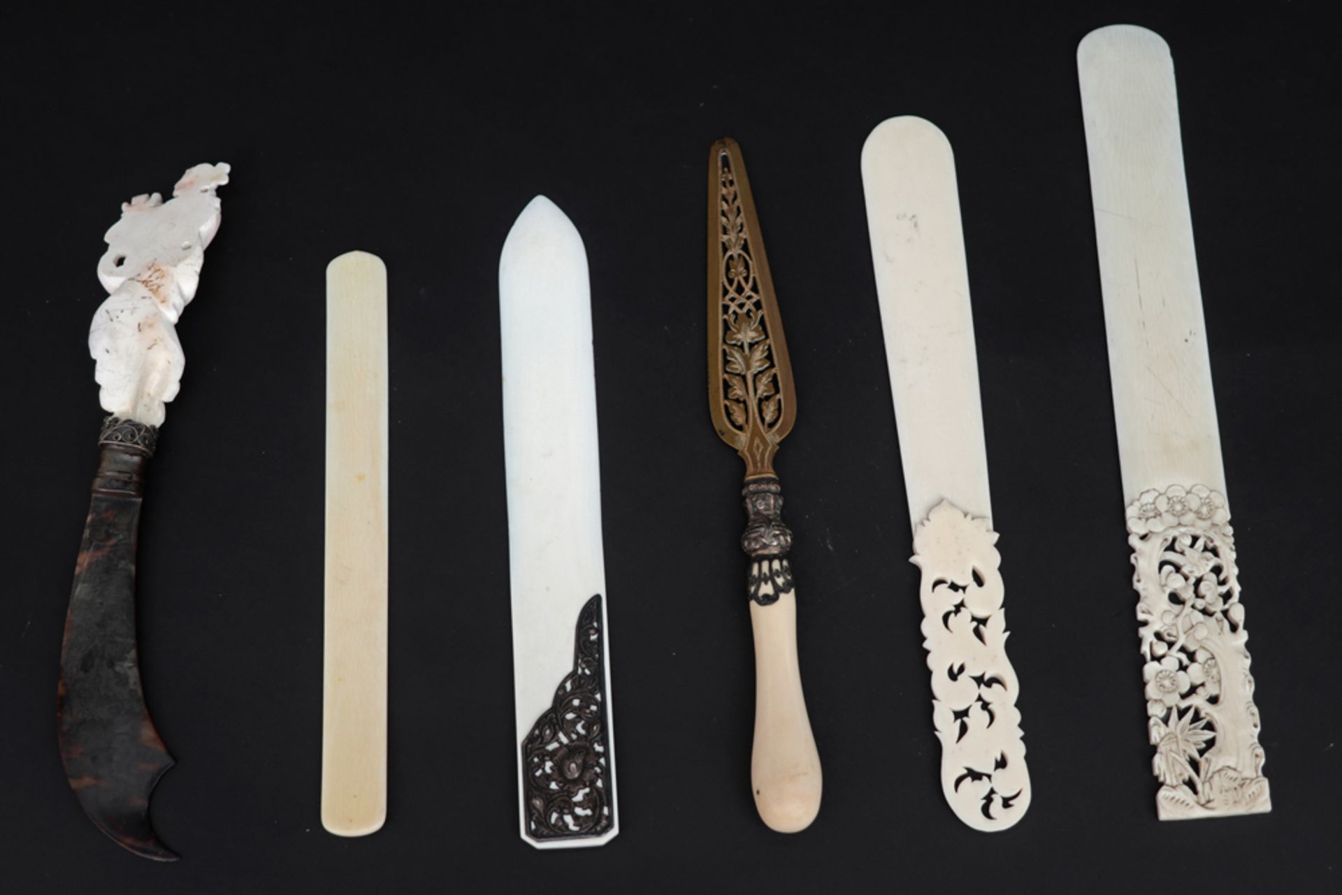 six antique paper knives in or with ivory || Lot van zes antieke papiersnijders in of met ivoor - Bild 5 aus 5