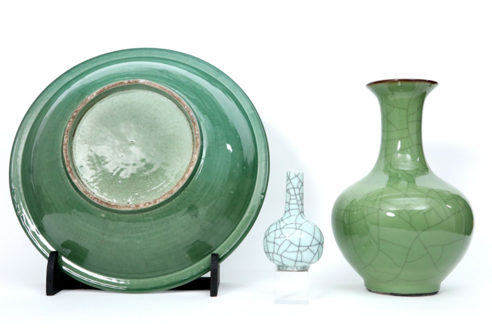 three pieces of Chinese celadon porcelain || Lot (3) Chinees celadon-porselein met een ronde - Bild 2 aus 4