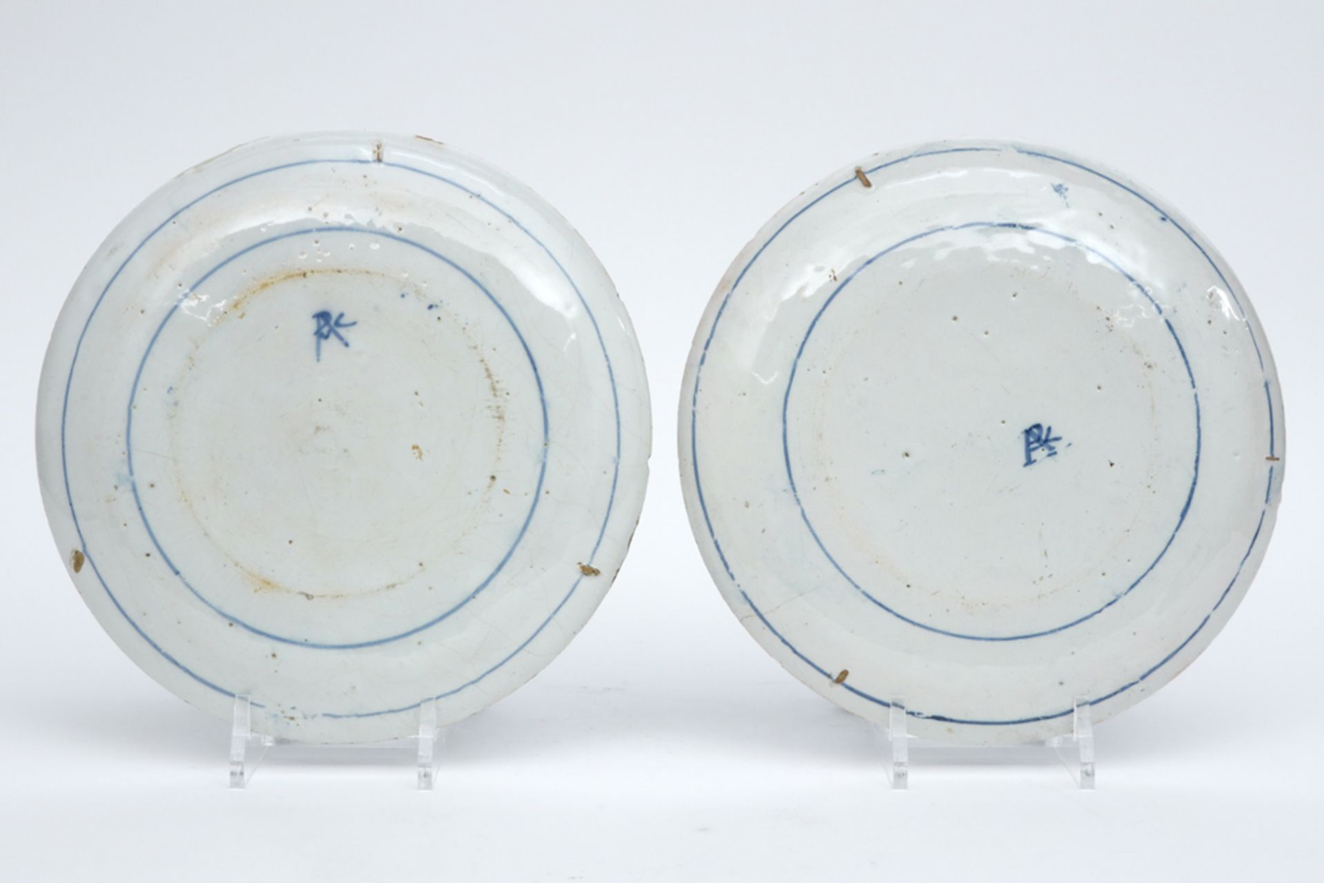 pair of 18th Cent. pancake plates in marked ceramic from Delft with a blue-white decor || Paar - Image 2 of 3