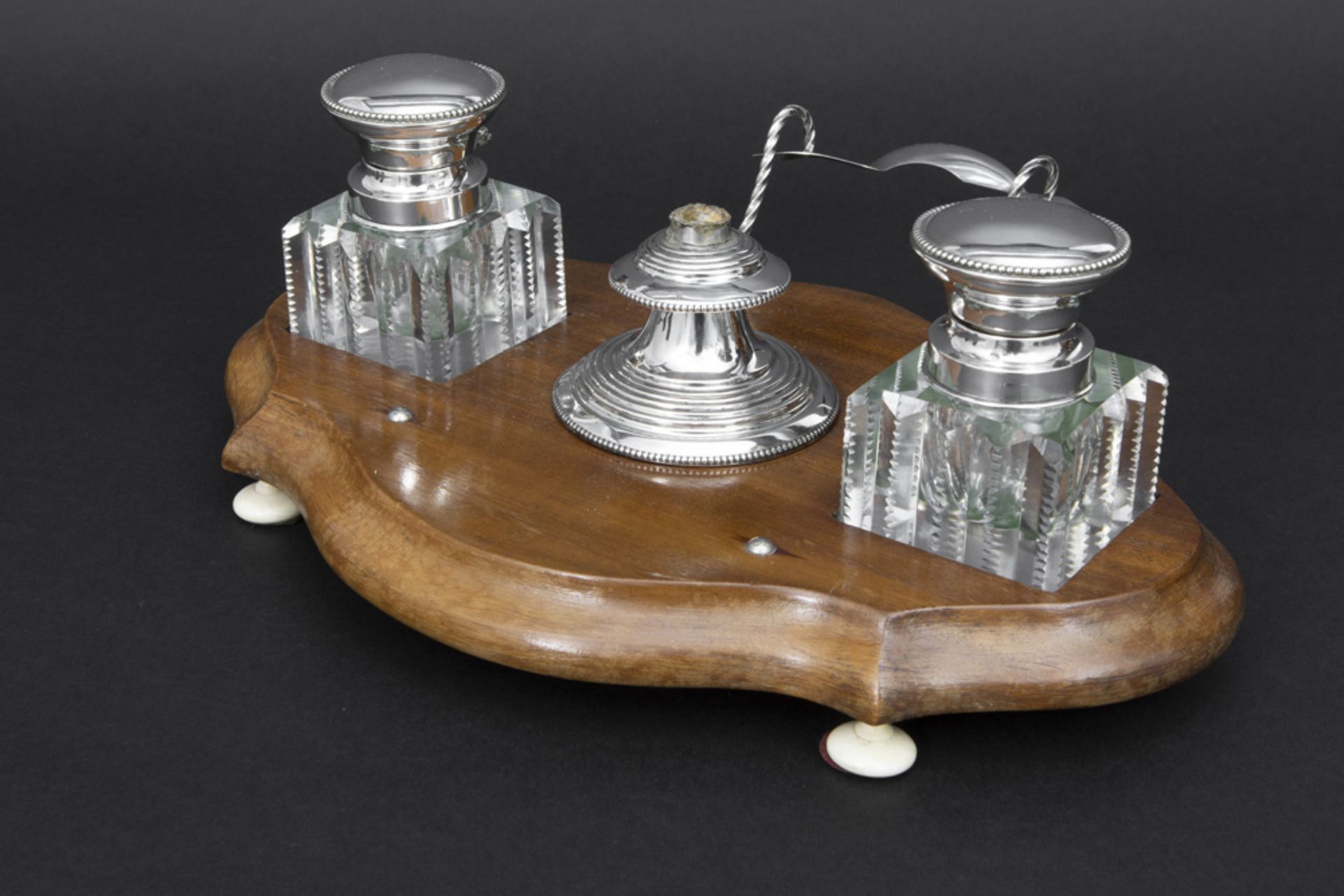 antique English ink-stand in crystal, marked silver and mahogany || Antiek inktstel in kristal en