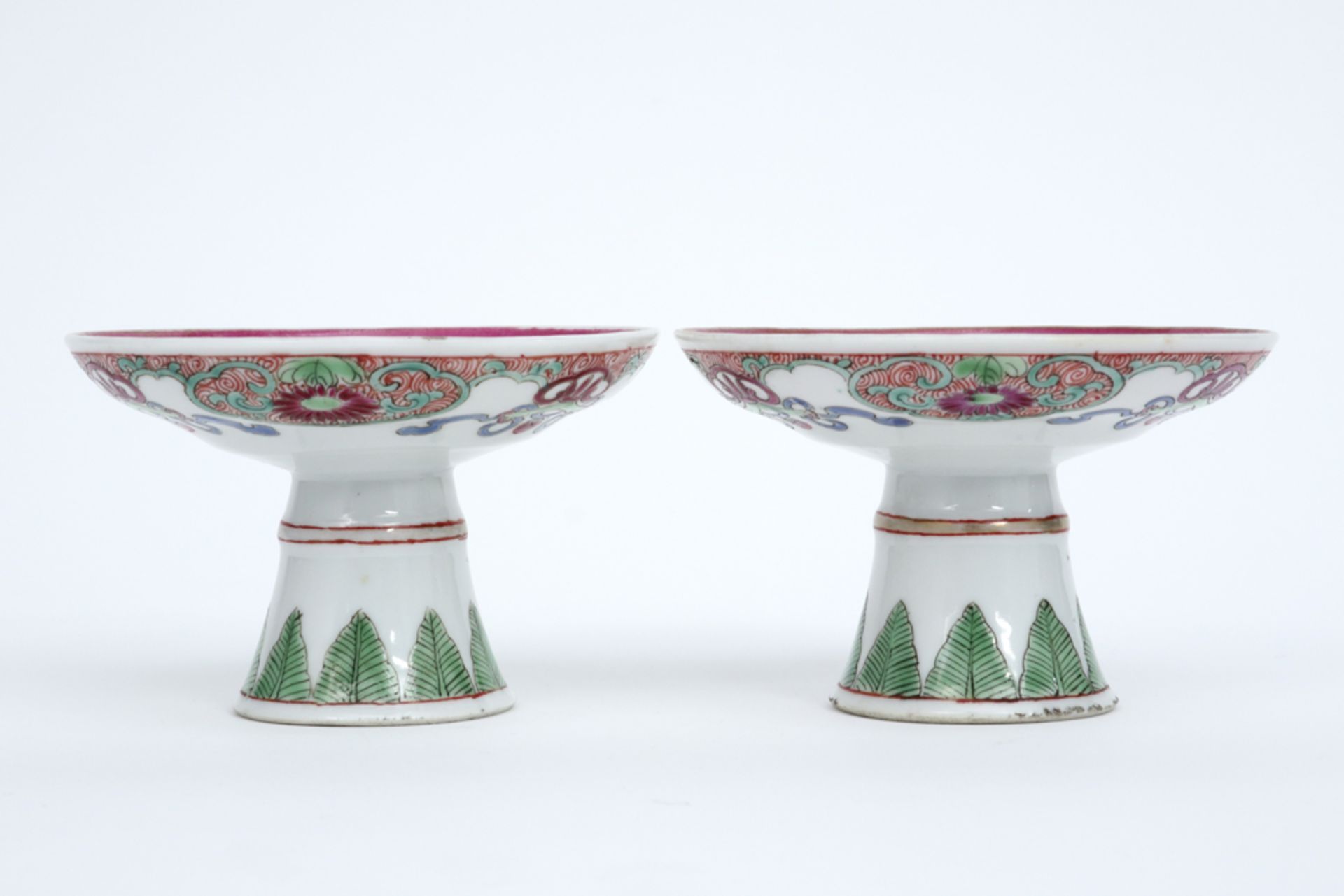 pair of small antique tazza's in Chinese porcelain with polychrome decor || Paar kleine antieke - Bild 2 aus 4