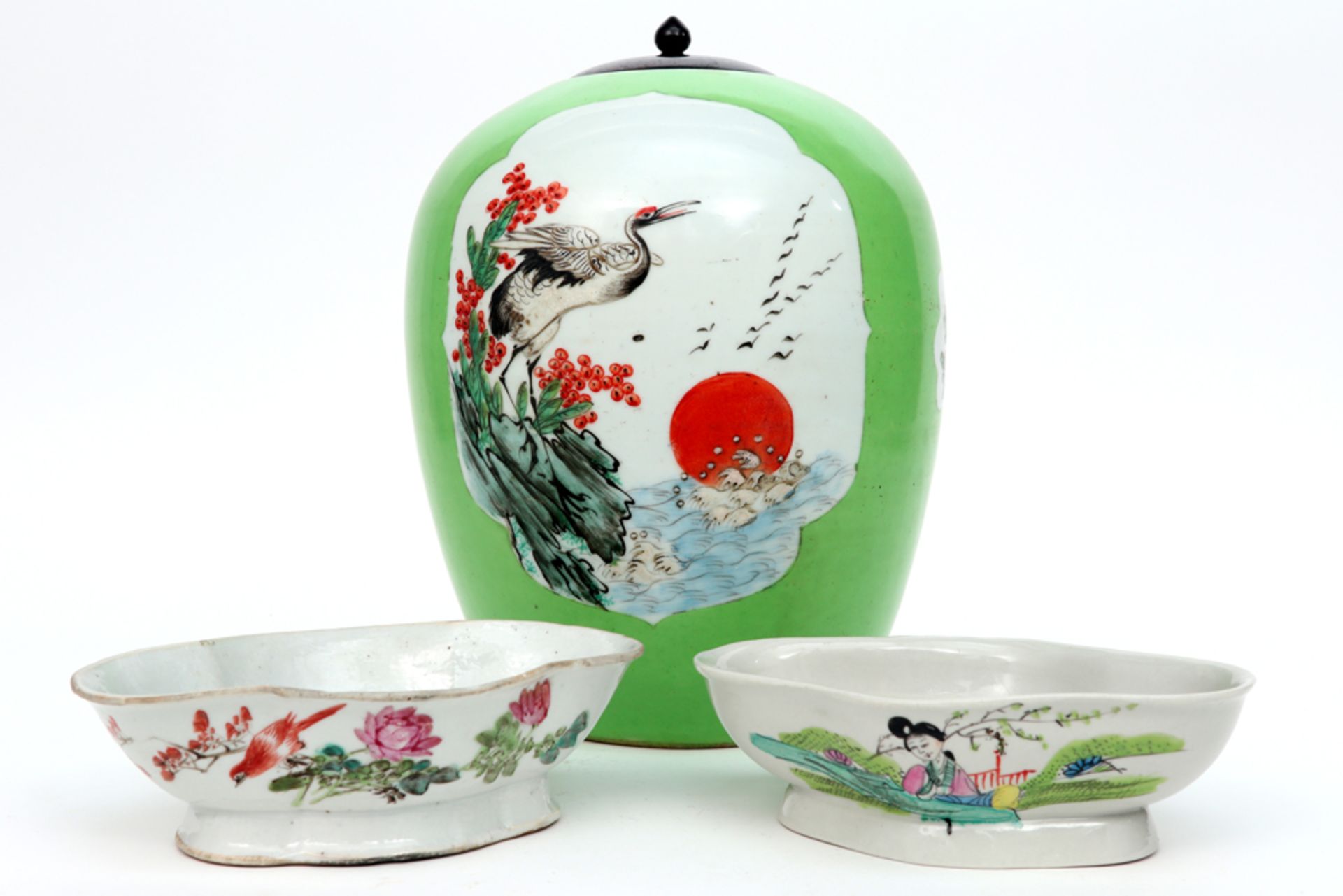two bowls and a ginger jar in Chinese porcelain with polychrome decor || Lot (3) Chinees porselein