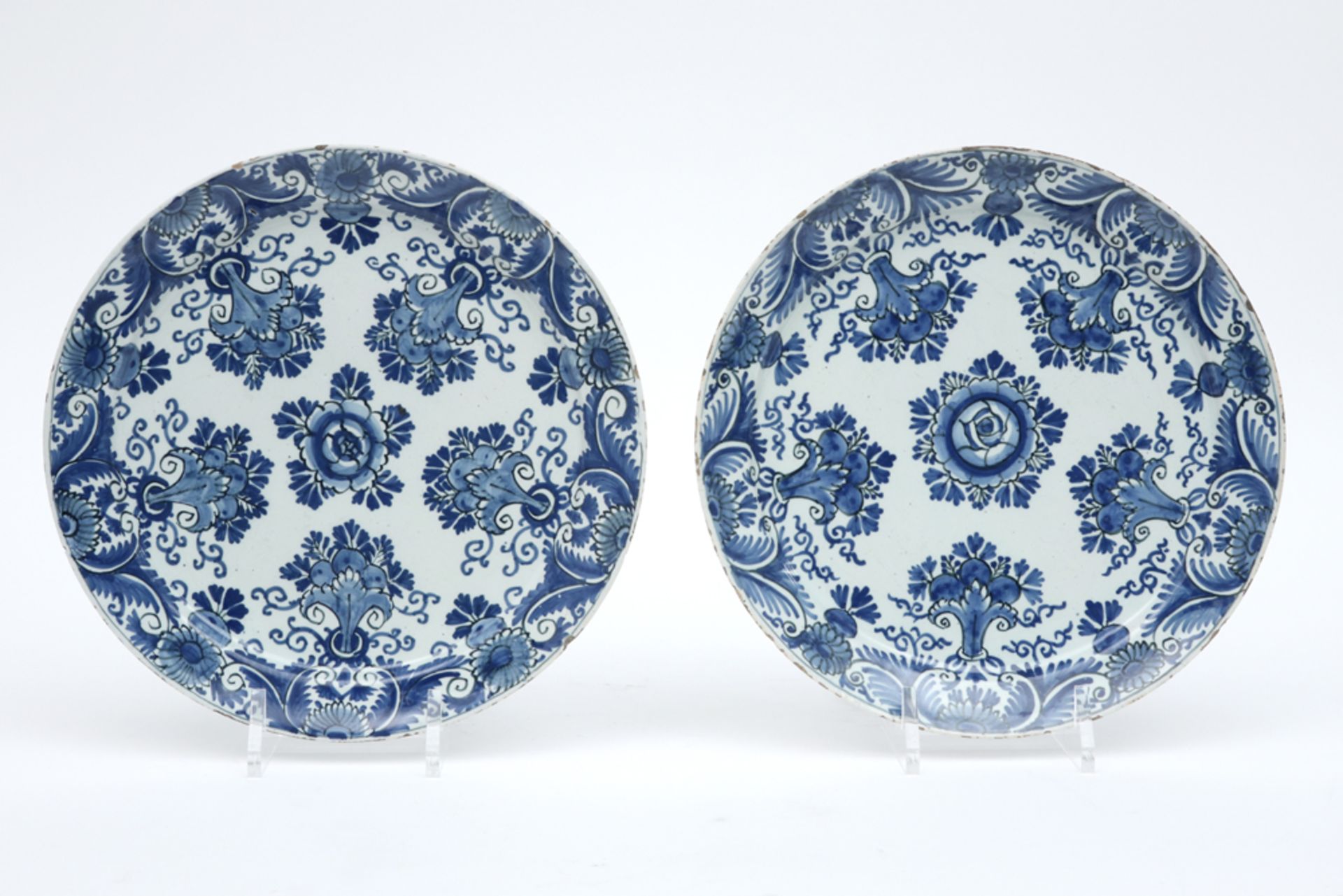 pair of 18th Cent. pancake plates in ceramic from Delft with a blue-white decor || Paar achttiende