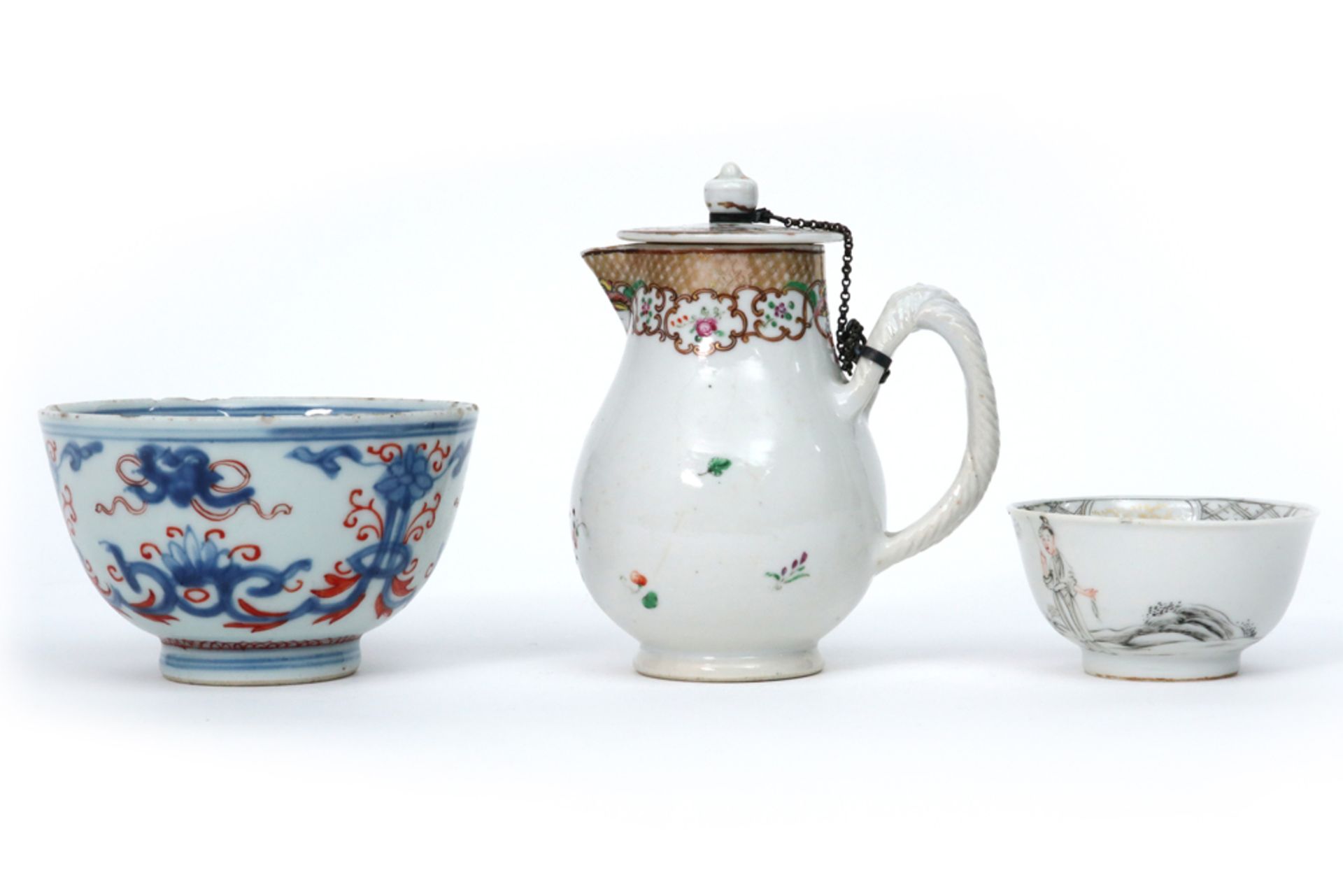 three 18th Cent. Chinese items in porcelain with polychrome decor : a bowl, a lidded milkpot and a - Bild 2 aus 4