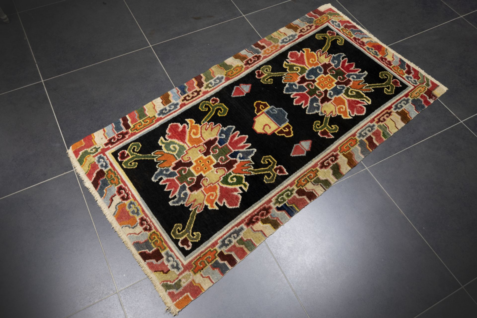 'antique' Tiebetan rug in wool || 'Antiek' Tibetaans tapijt met een decor met twee bloemvormige
