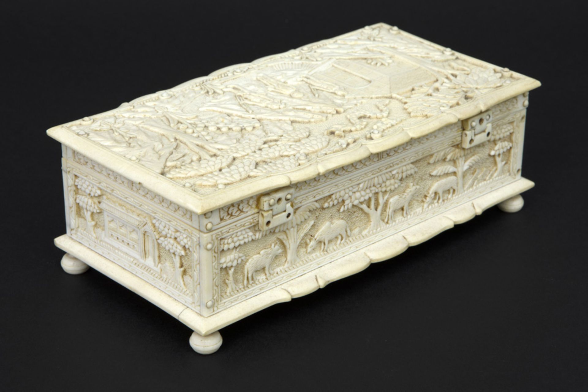 19th Cent. Dutch-colonial box from Batavia in ivory with finely sculpted bas relief panels ||