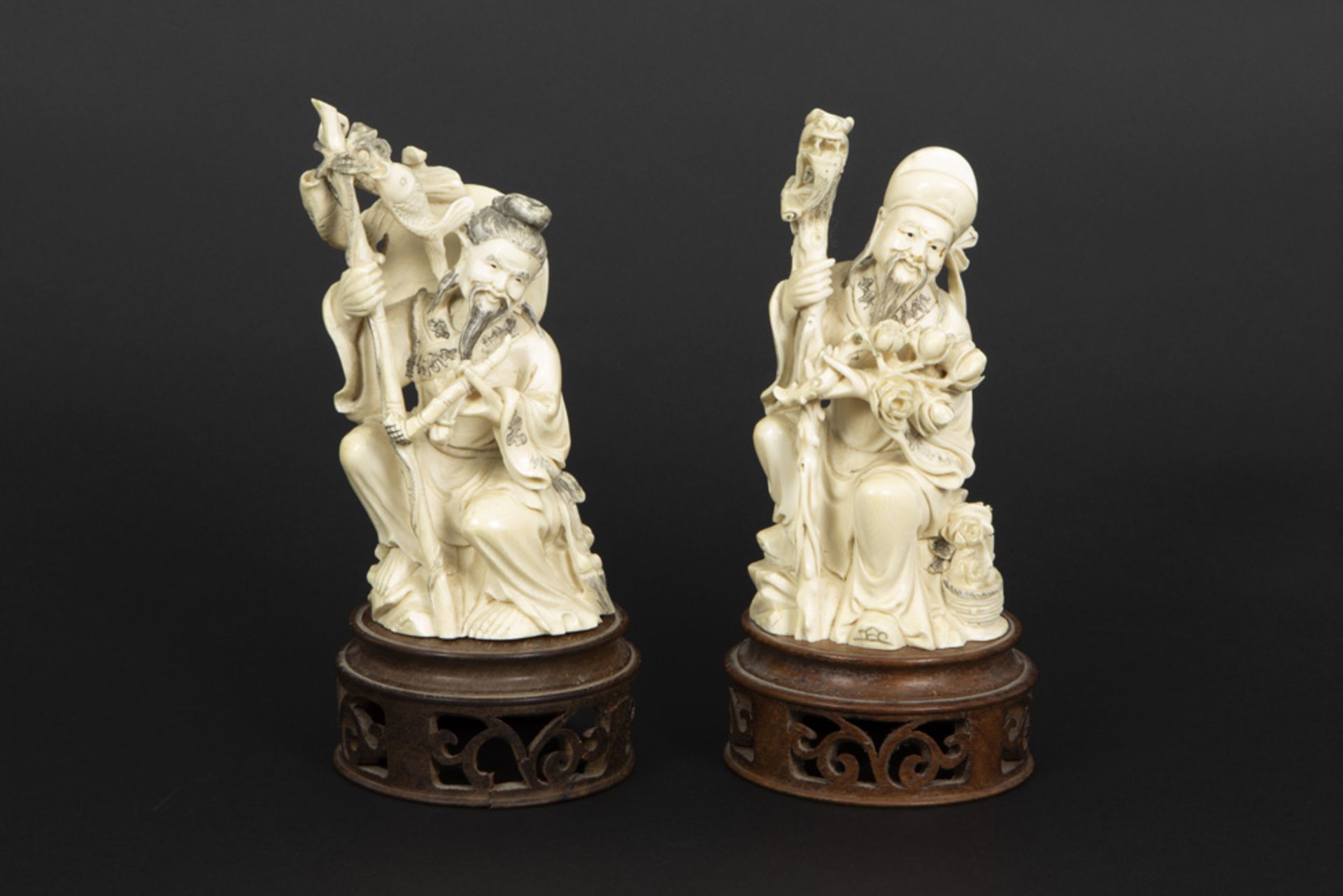 two old Chinese ivory sculptures to be dated around 1920/30 || Lot van twee oude Chinese ivoren