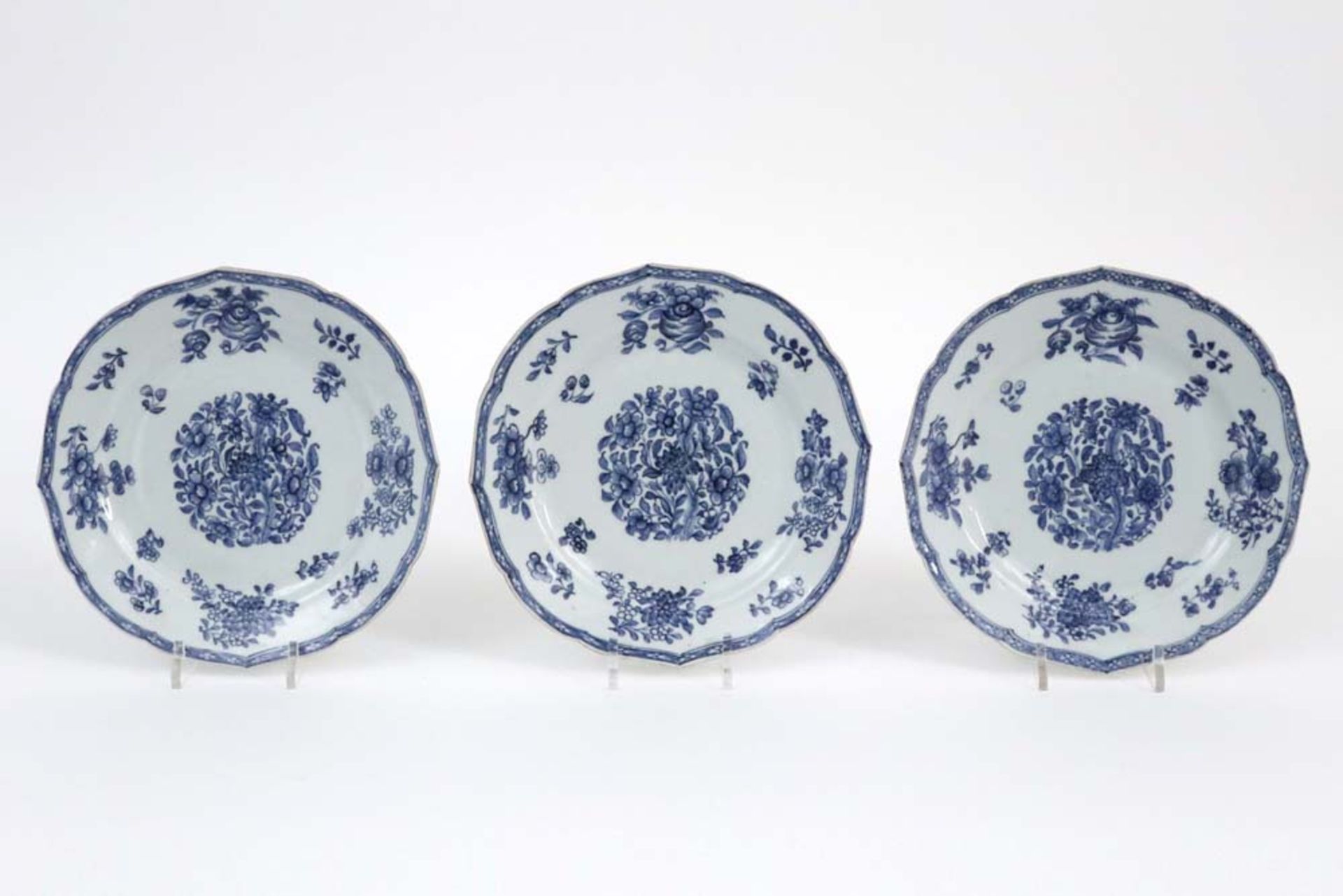 set of three 18th Cent. Chinese plates in porcelain with a blue-white flowers decor || Serie van
