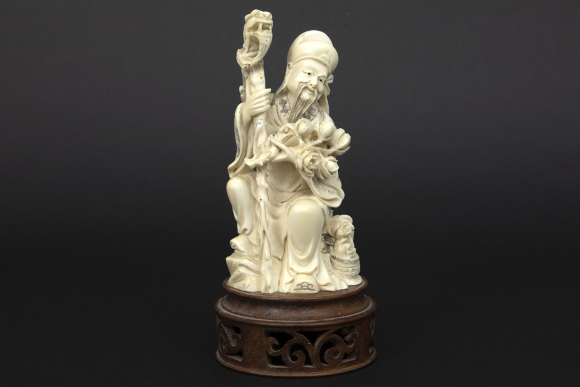 two old Chinese ivory sculptures to be dated around 1920/30 || Lot van twee oude Chinese ivoren - Bild 3 aus 8