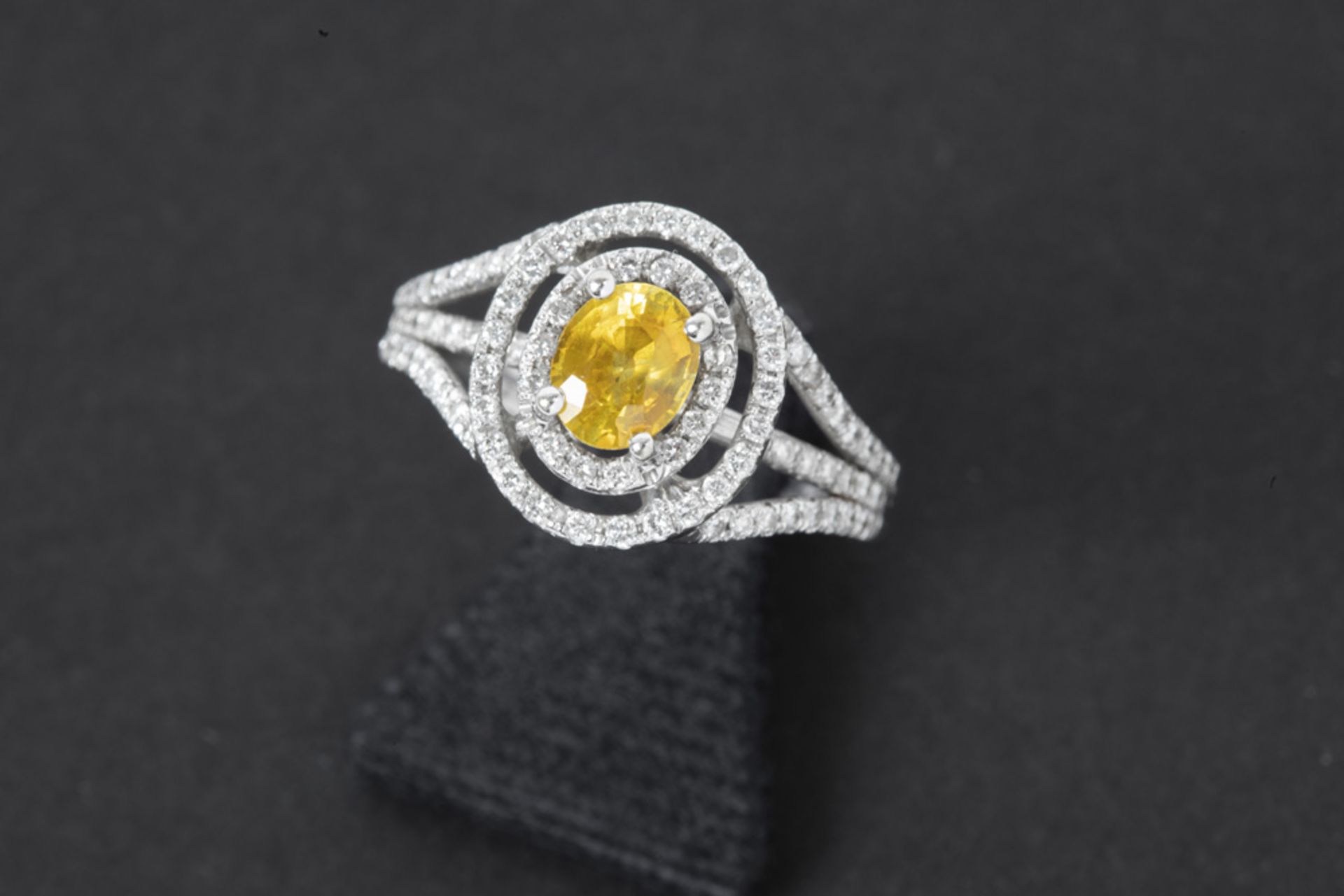 ring in white gold (18 carat) with a ca 0,70 carat yellow sapphire and ca 0,45 carat of very high