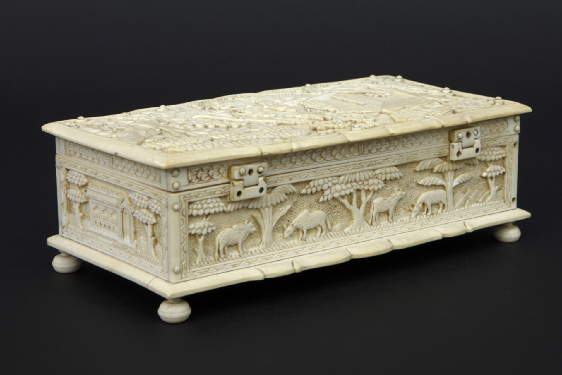 19th Cent. Dutch-colonial box from Batavia in ivory with finely sculpted bas relief panels || - Bild 6 aus 6