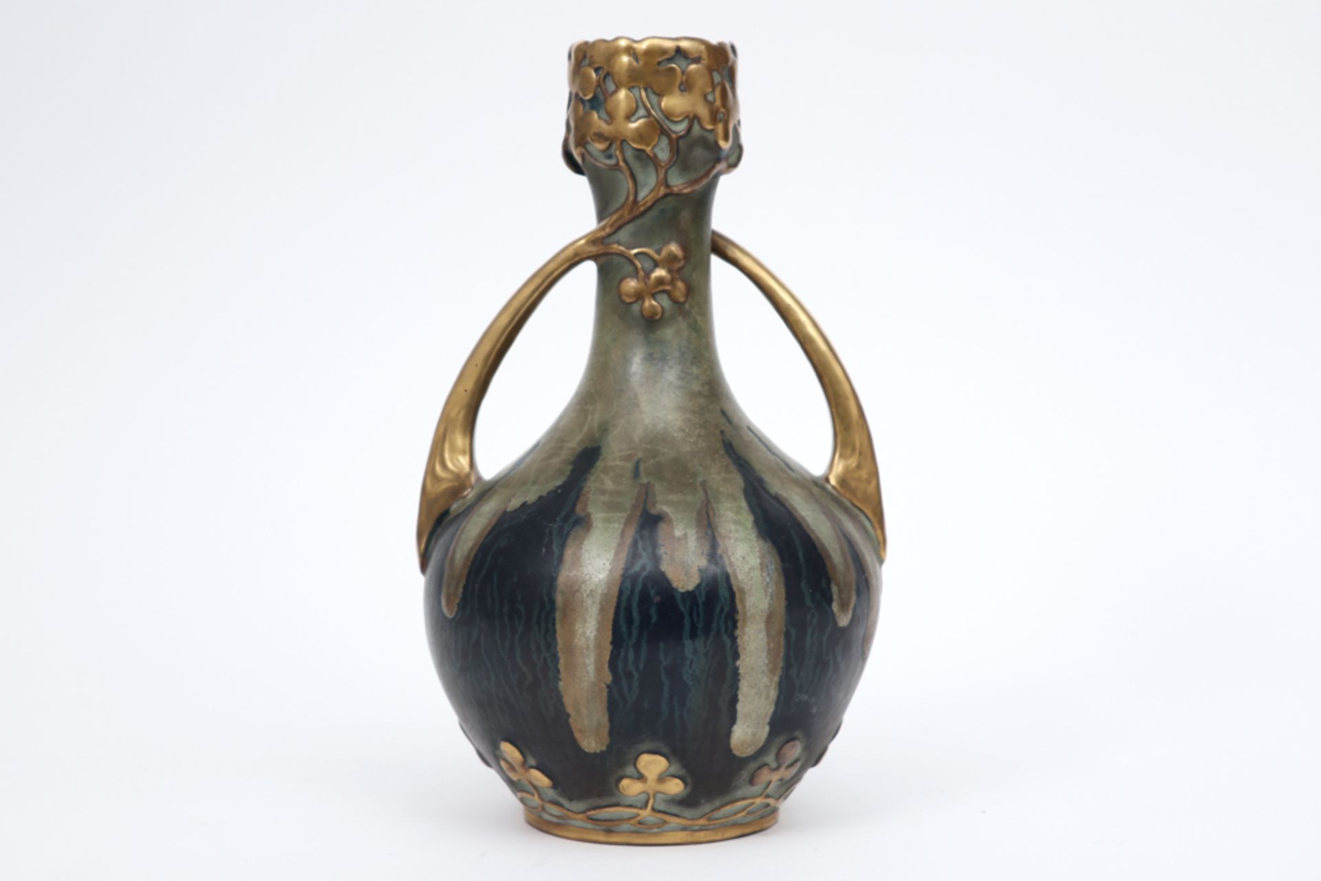 Art Nouveau vase in earthenware with typical, gilded ornamentation || Mooie Art Nouveau-vaas met - Image 3 of 6