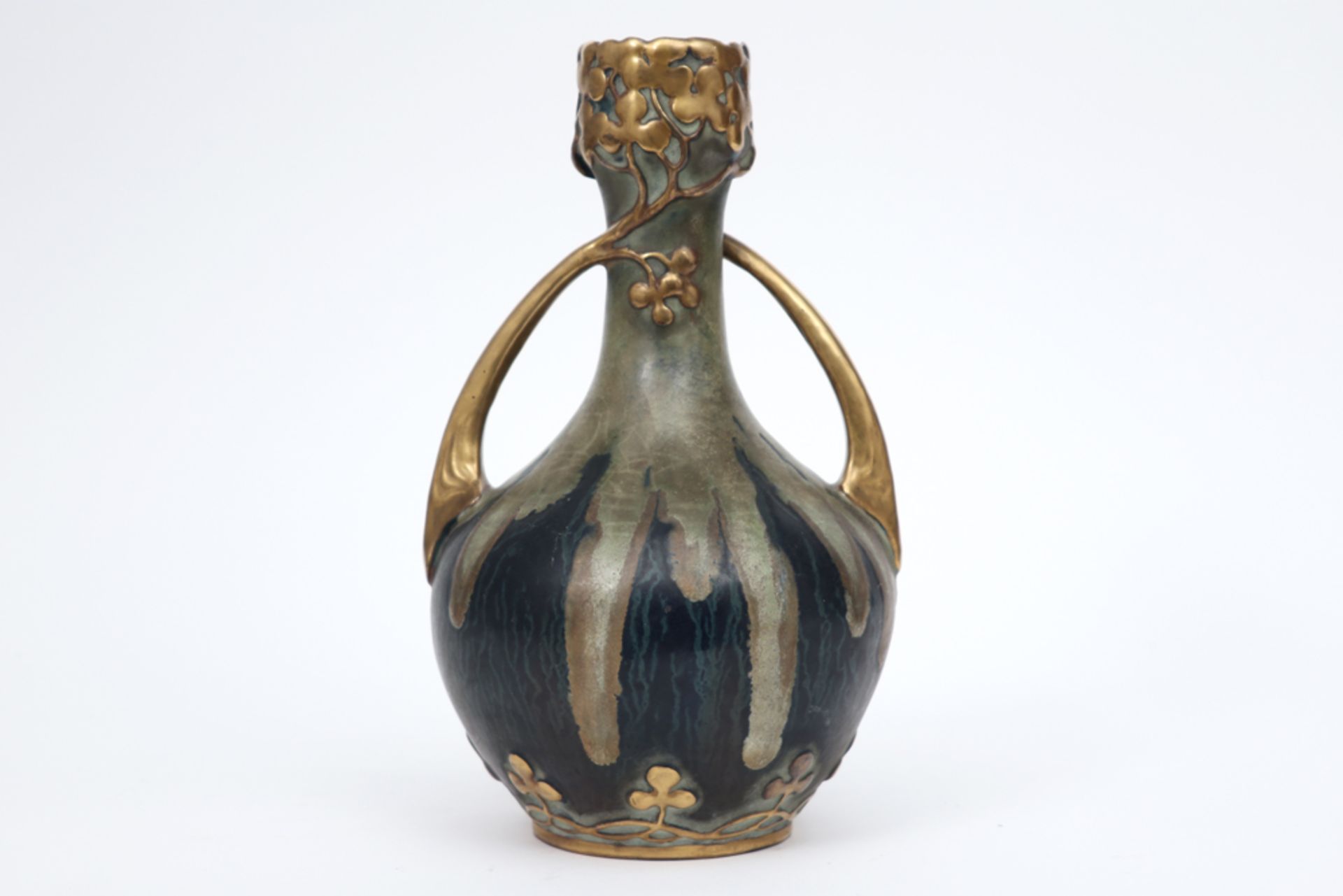 Art Nouveau vase in earthenware with typical, gilded ornamentation || Mooie Art Nouveau-vaas met - Bild 3 aus 6