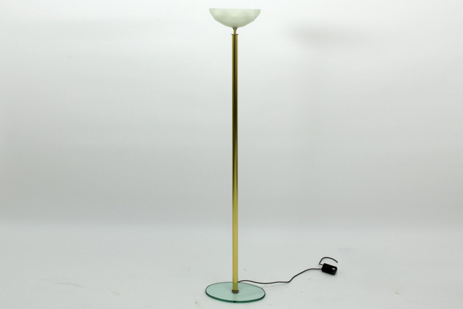 nineties' design lamp with base in glass || Staande designlamp in metaal met glazen voet en met