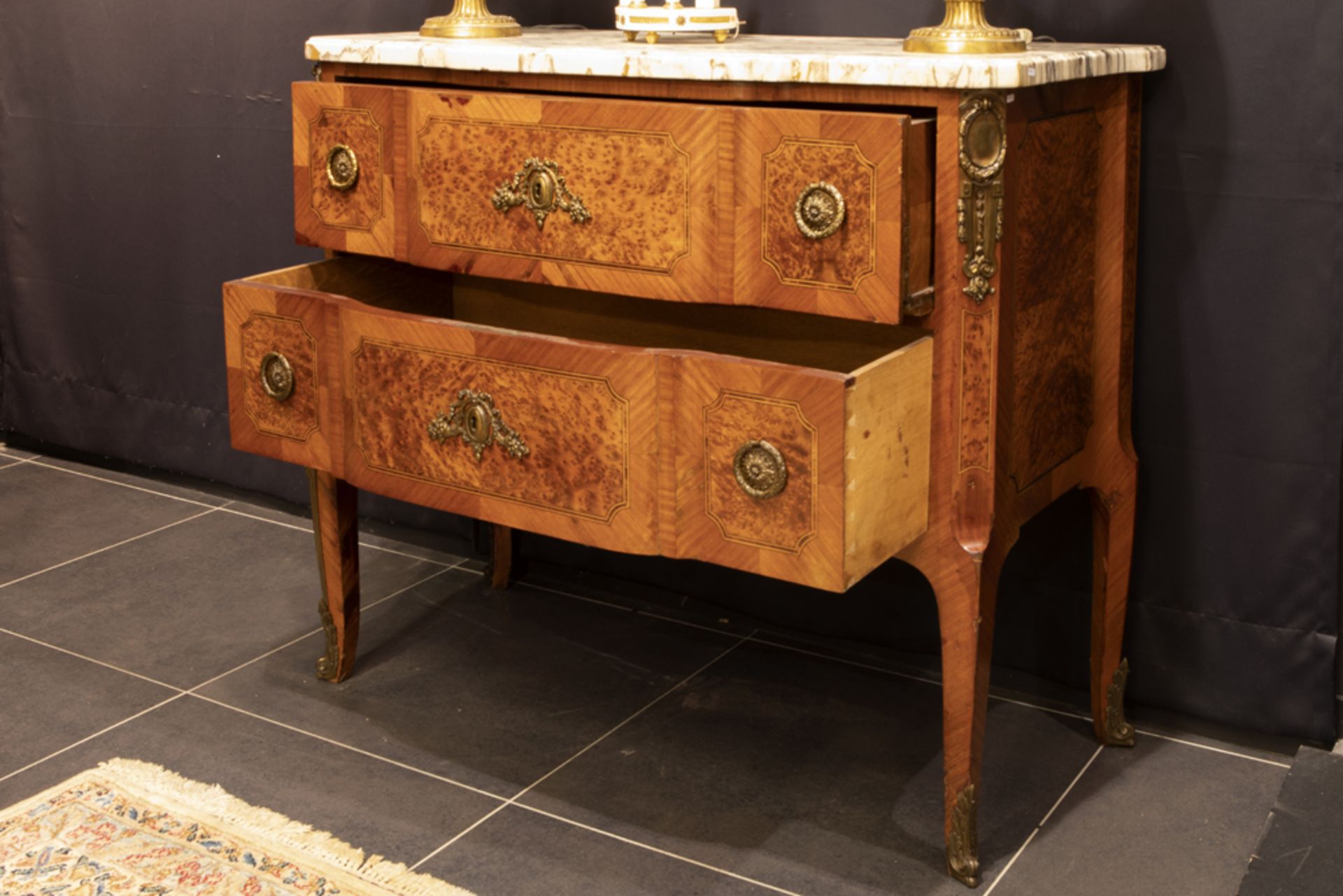 'antique' (bureau) chest of drawers in marquetry with mountings in gilde bronze and with a marble - Bild 2 aus 2