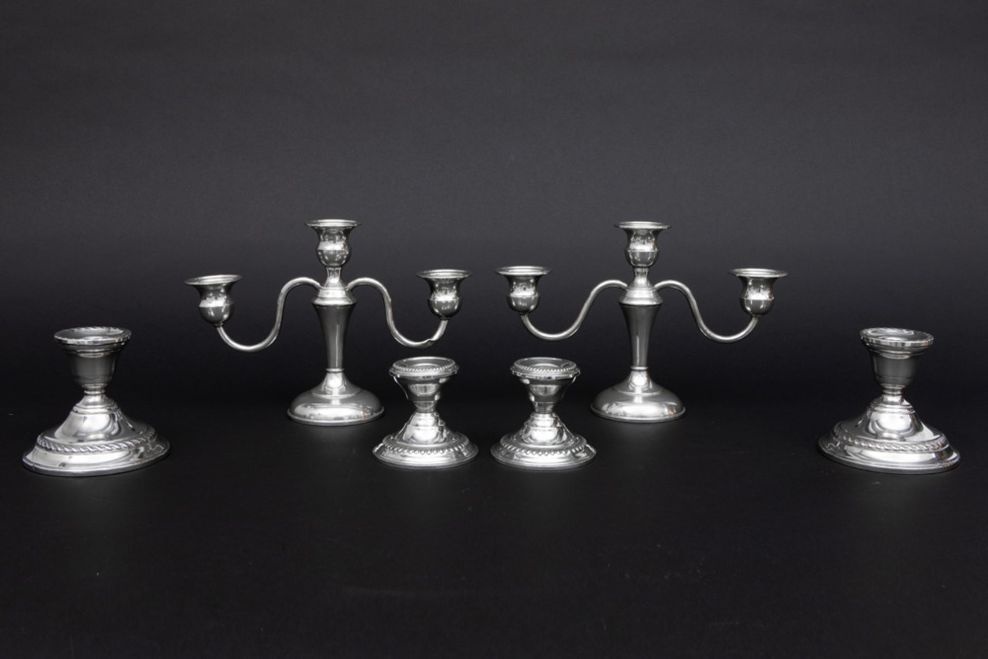 two pairs of candlesticks and a pair of small candelabras in sterling marked silver || Lot (6) van