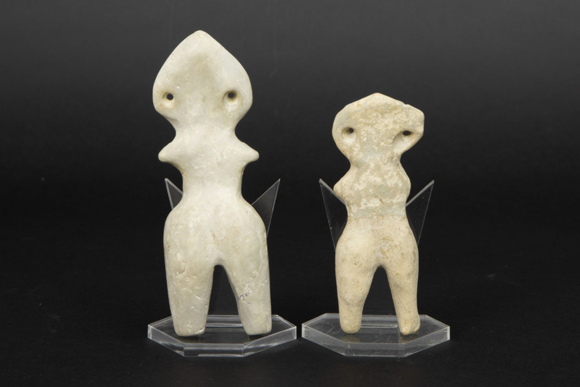 two maybe neolithic antropomorphic stone sculptures || Twee antropomorfe sculpturen in steen, - Bild 2 aus 2