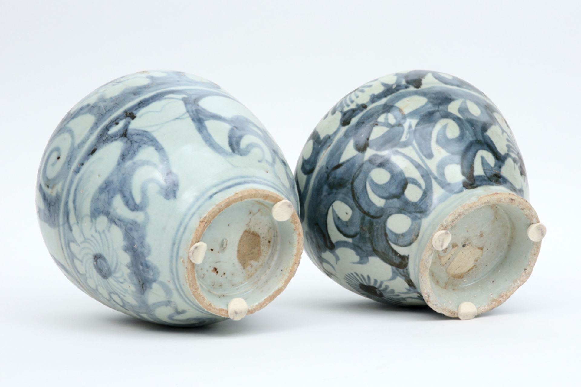 pair of oriental vases in porcelain with a blue-white decor || Paar Oosterse vazen in porselein - Bild 4 aus 4