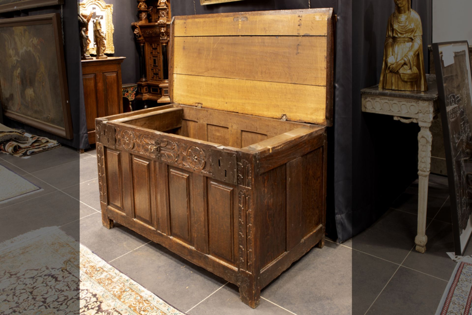 17th Cent. oak chest with a sculpted frieze and two locks || Zeventiende eeuwse eiken koffer met - Bild 2 aus 3