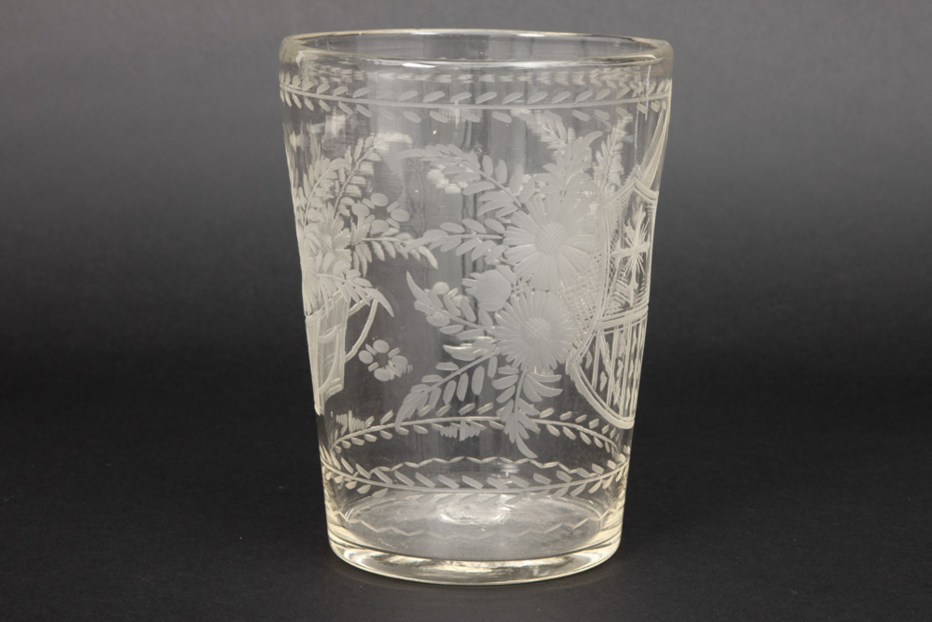 antique vase/cup (in fact a grape rinser) in glass with engraved family crest || Antieke - Bild 3 aus 3