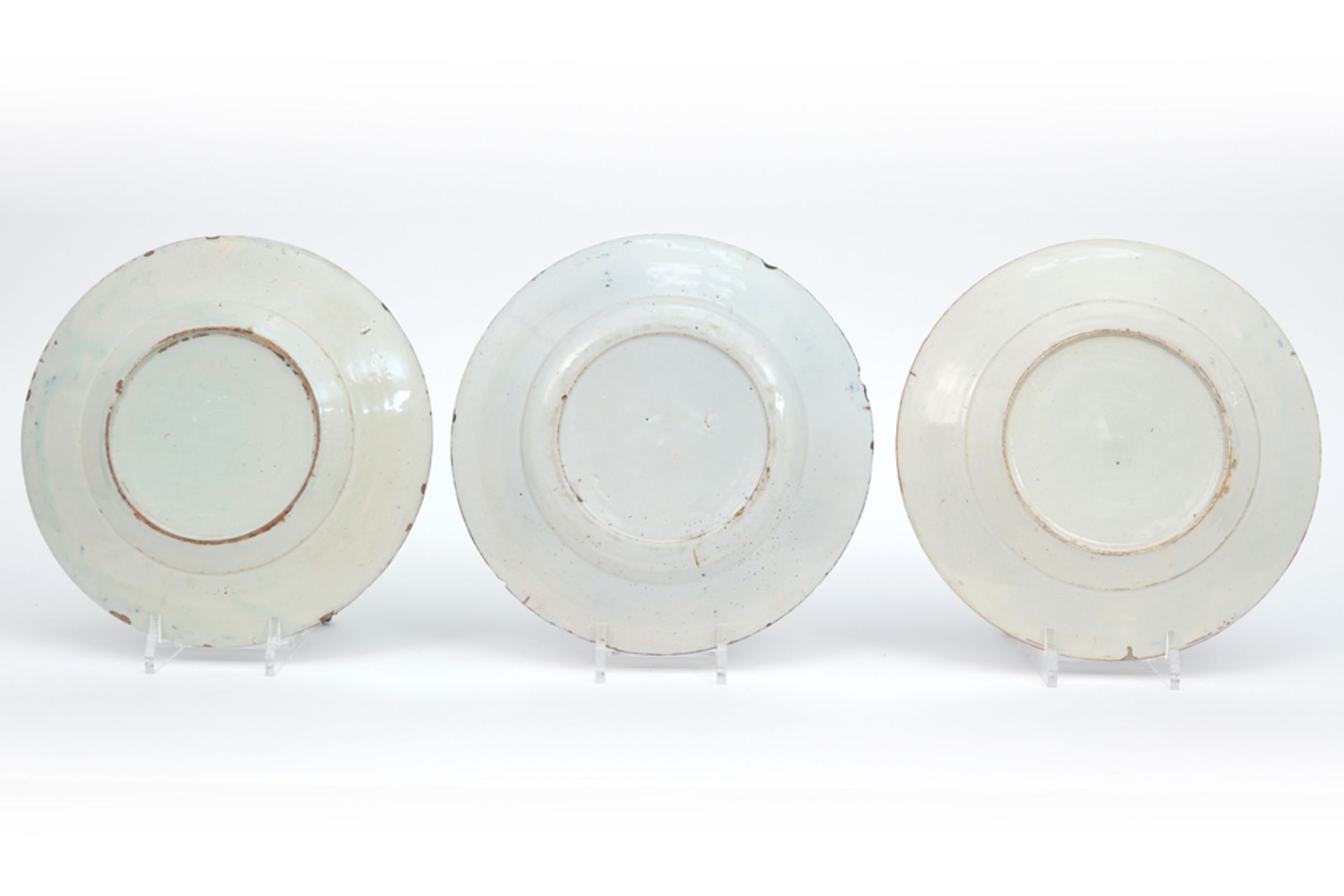 set of three 18th Cent. plates in ceramic from Delft with a polychrome garden decor || Set van - Bild 2 aus 2