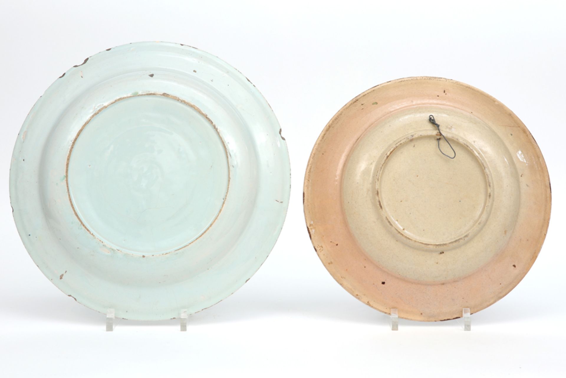 two antique dishes in earthenware, one Flemish and one from Delft || Lot van twee antieke schalen in - Image 2 of 2