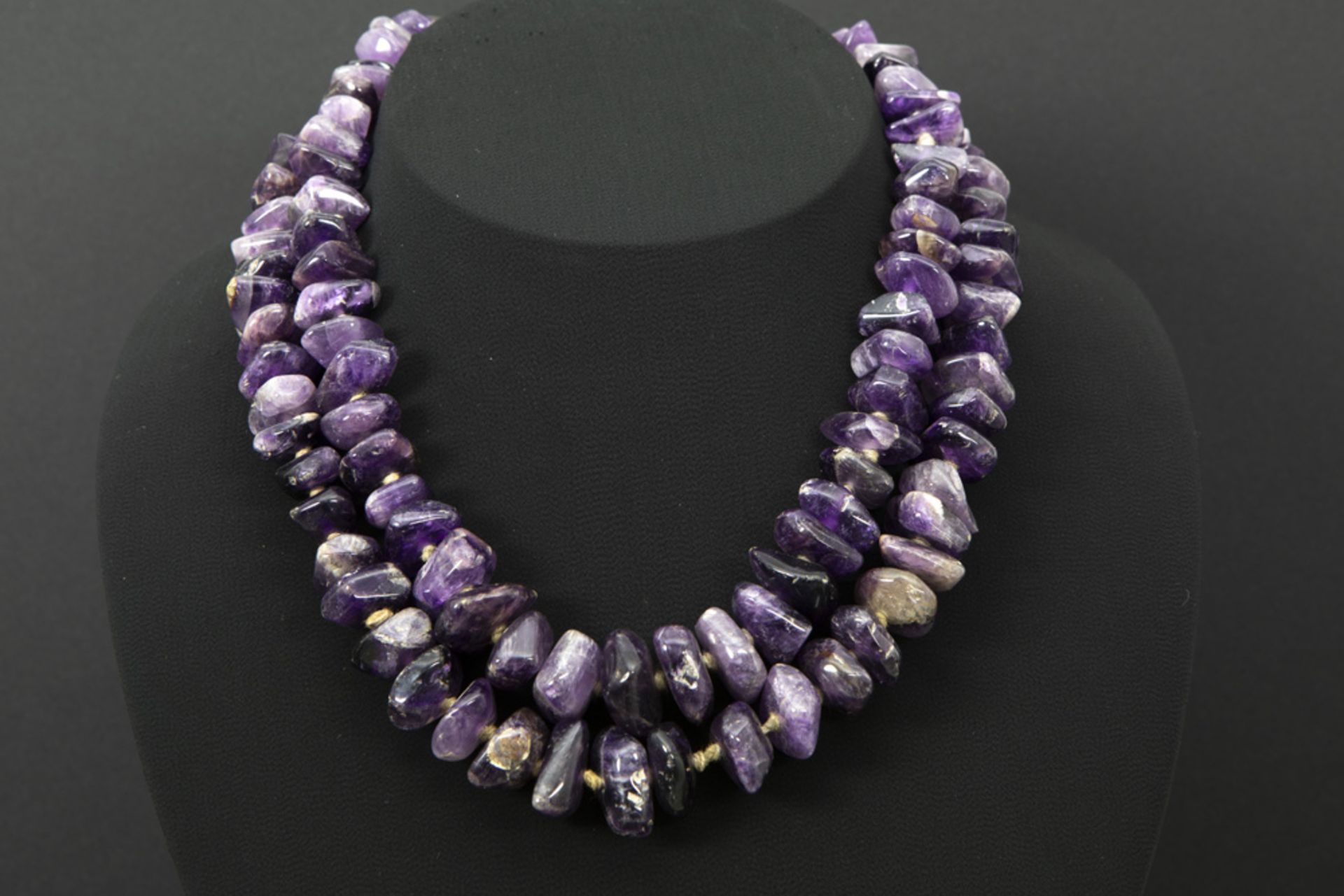 two necklaces with amethyst beads || Lot van twee colliers met kralen van amethyste