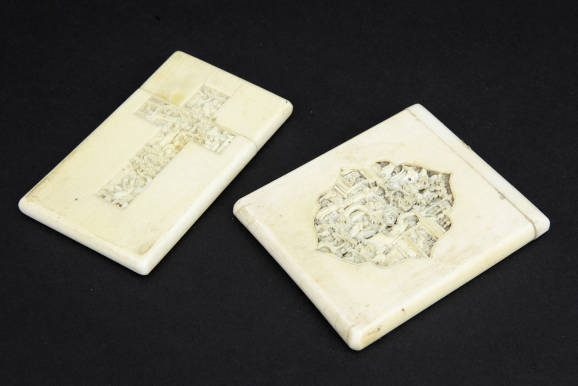 two antique Chinese ivory card cases with finely sculpted scenes with figures || Lot van twee - Image 2 of 2