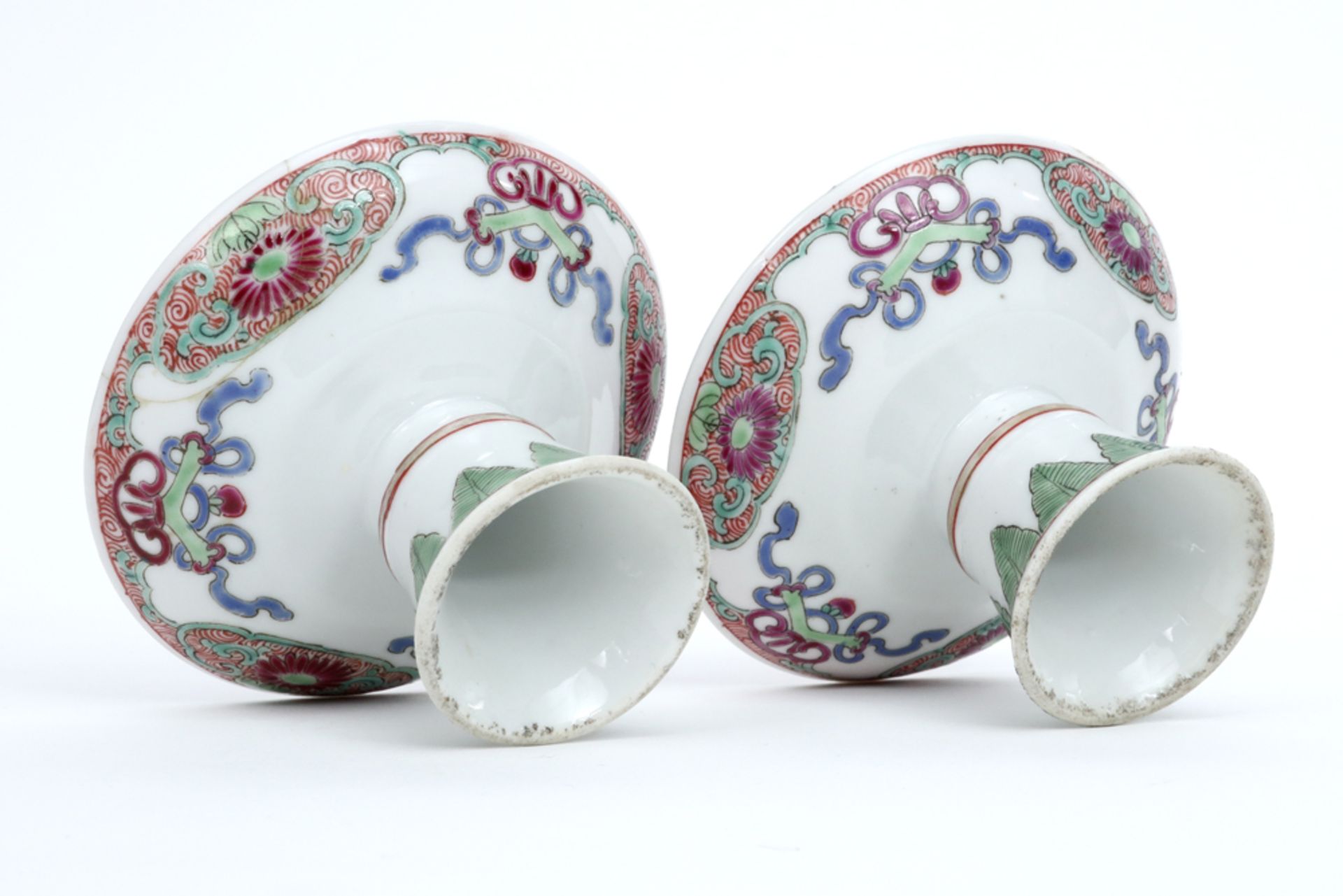 pair of small antique tazza's in Chinese porcelain with polychrome decor || Paar kleine antieke - Bild 4 aus 4